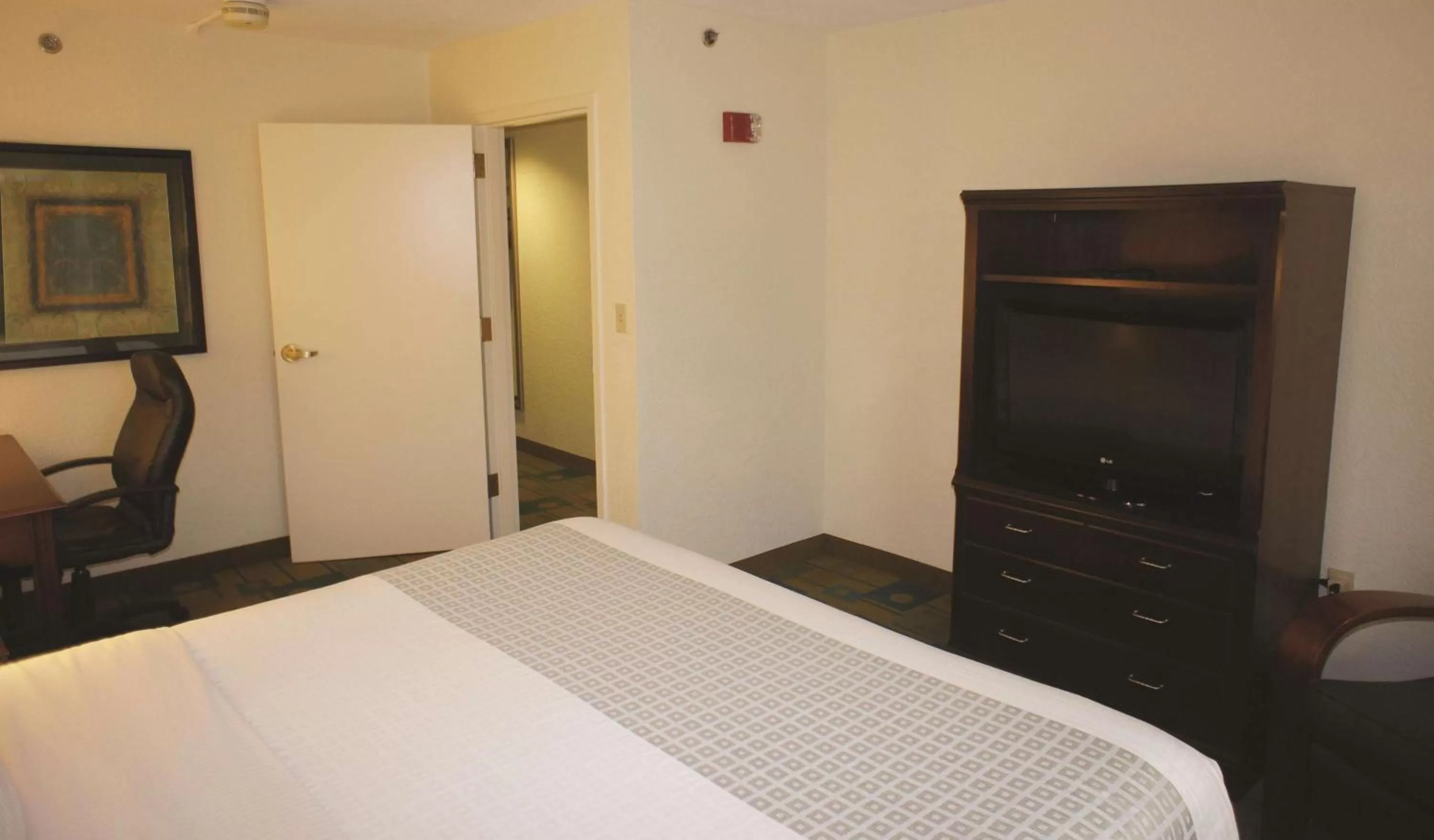 Photo of the whole room, Bed in La Quinta by Wyndham Boston Somerville