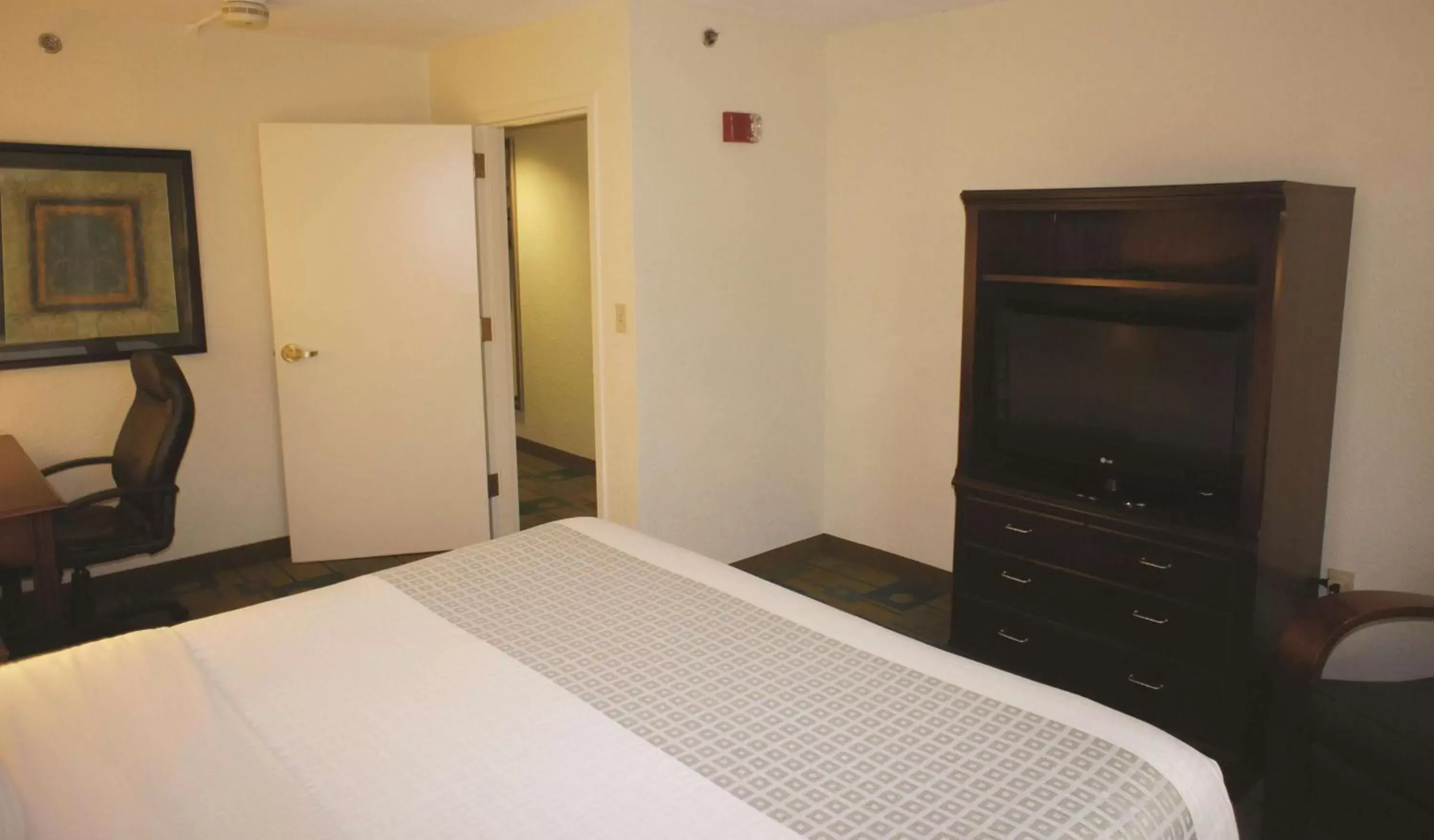 Photo of the whole room, Bed in La Quinta by Wyndham Boston Somerville Photo of the whole room, Bed in La Quinta by Wyndham Boston Somerville