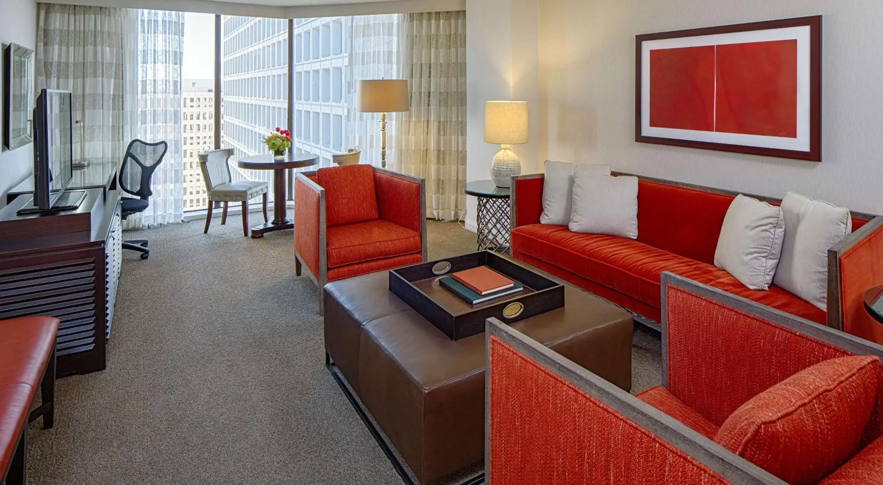 Bed, Seating Area in DoubleTree by Hilton Hotel Houston Greenway Plaza