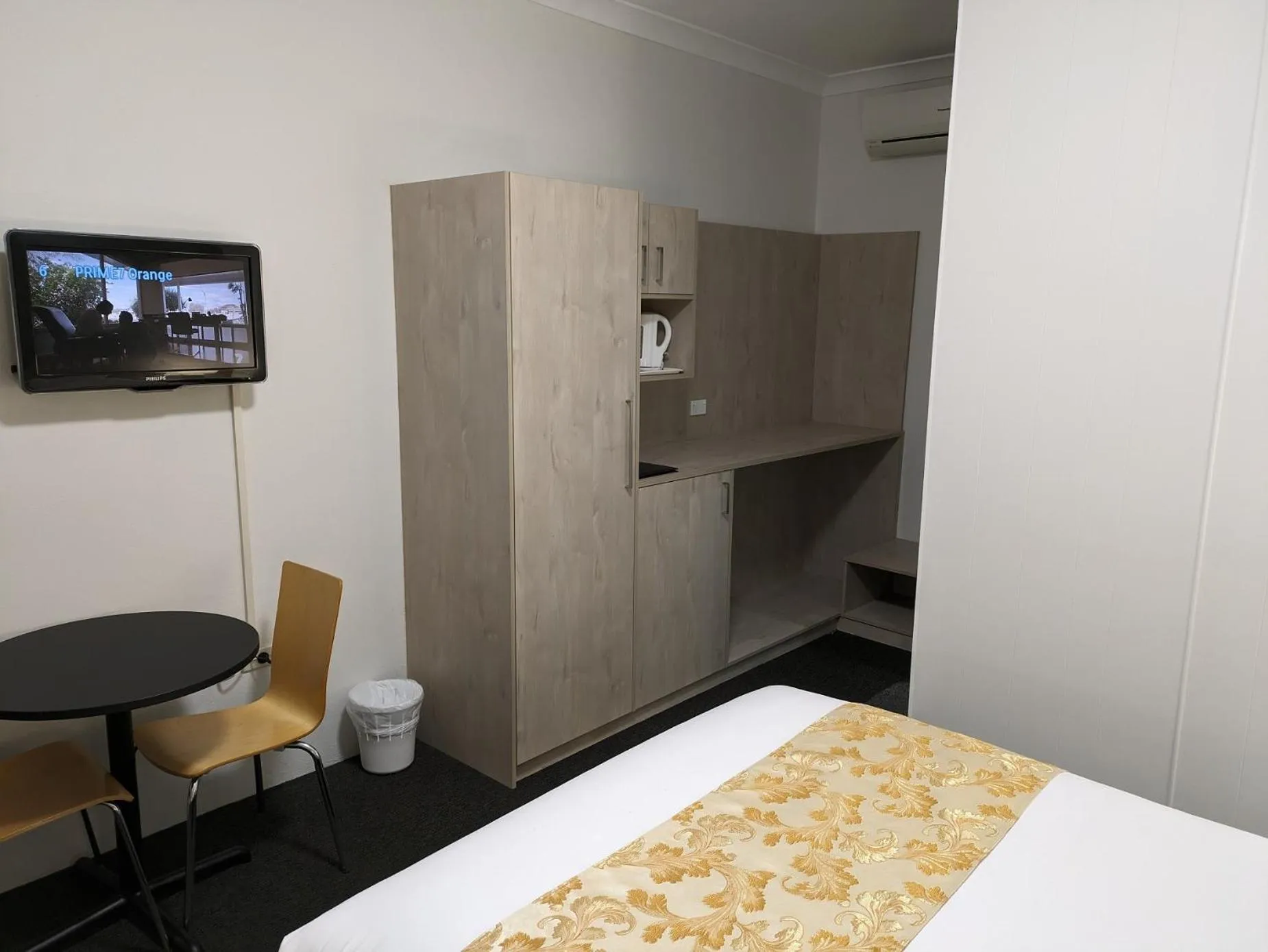 TV and multimedia, Bed in Country Lodge Motor Inn