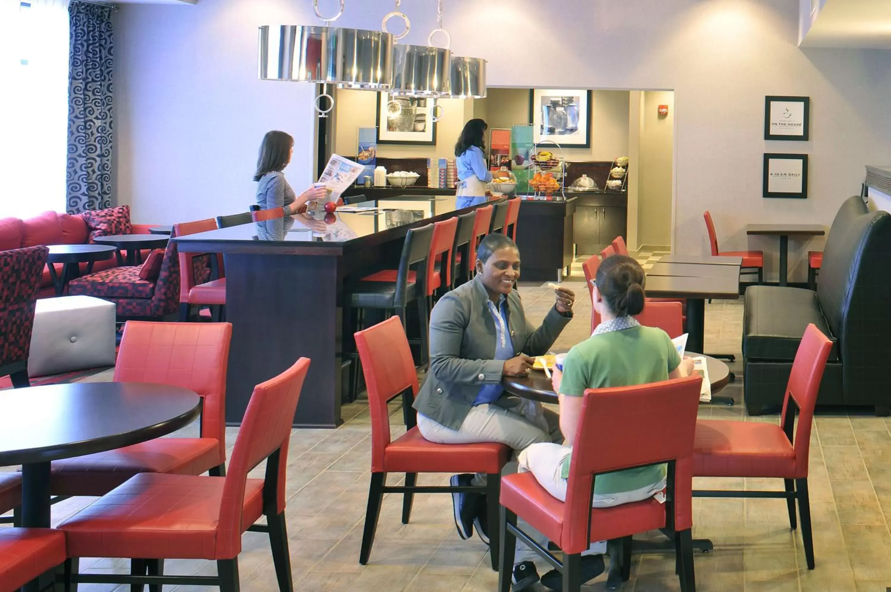 Dining area in Hampton Inn Birmingham/Leeds