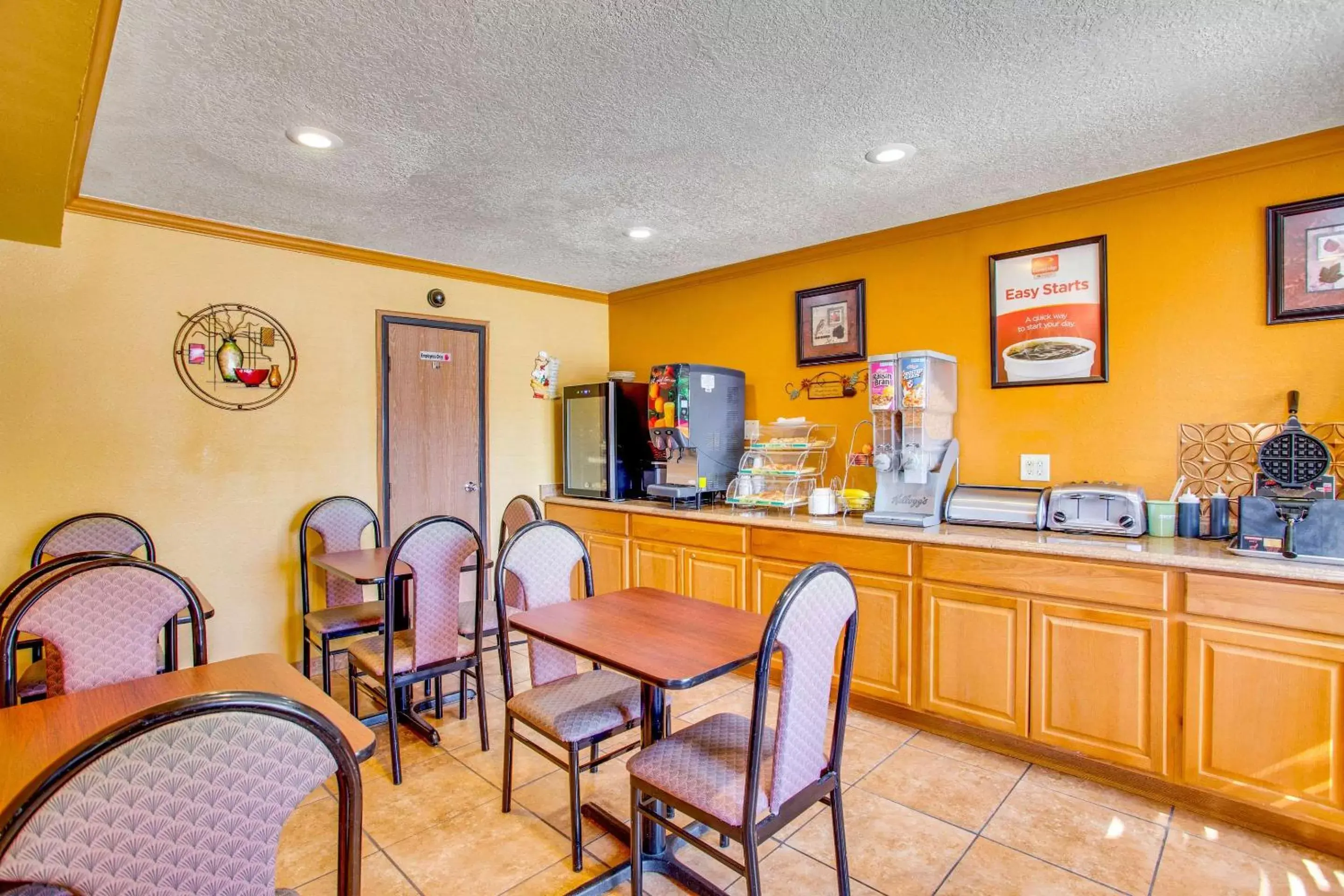 Restaurant/Places to Eat in Econo Loge Inn & Suites Albuquerque East I-40 Eubank Exit