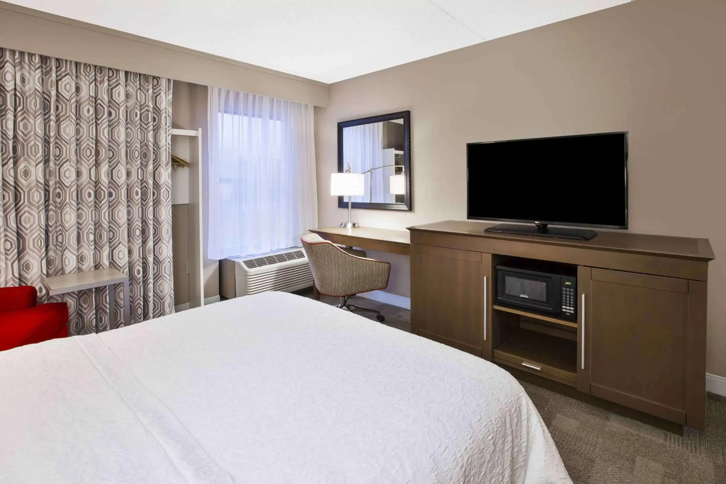 Bedroom, Bed in Hampton Inn Toledo-South/Maumee