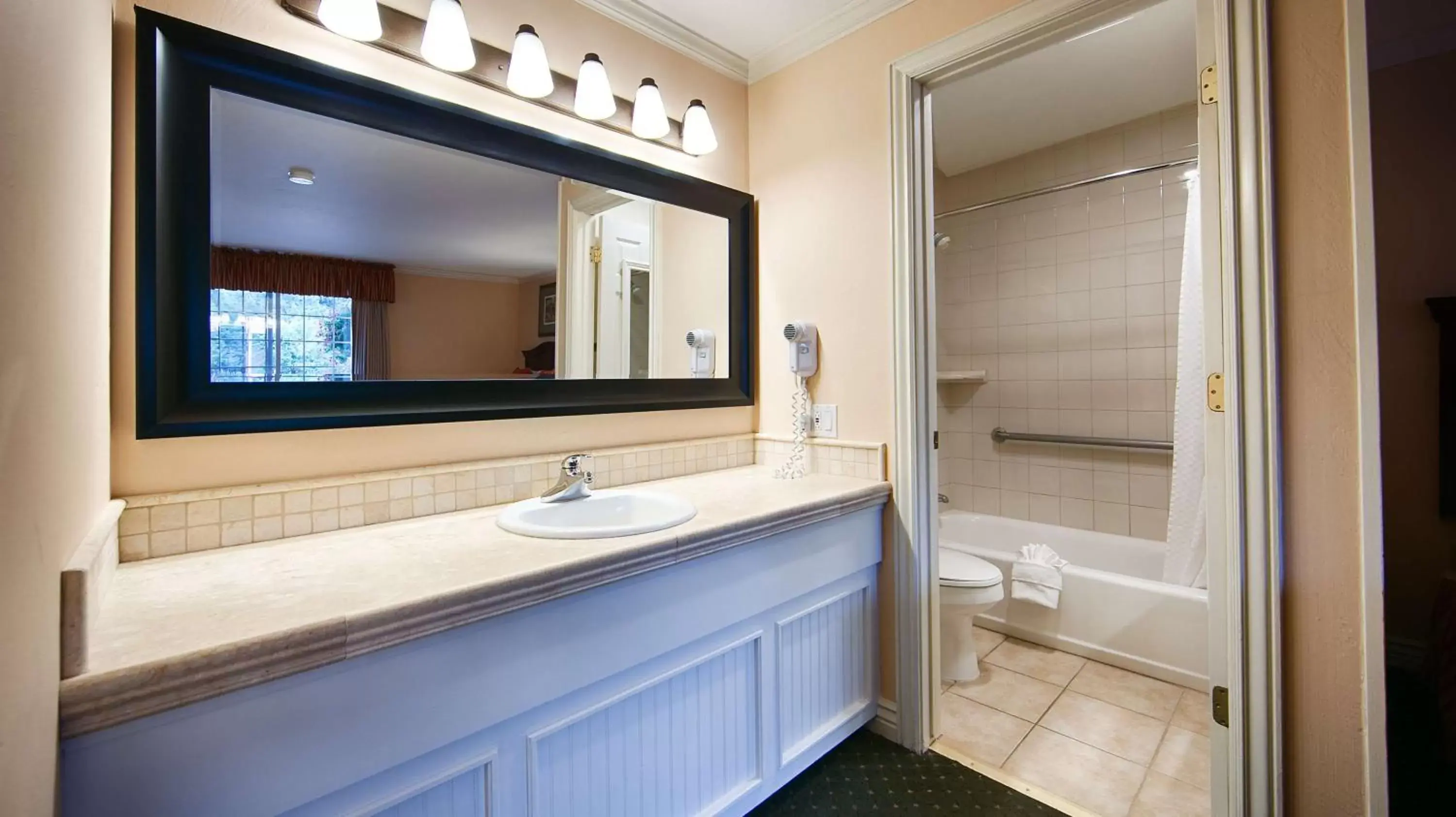 Photo of the whole room, Bathroom in Best Western Country Lane Inn