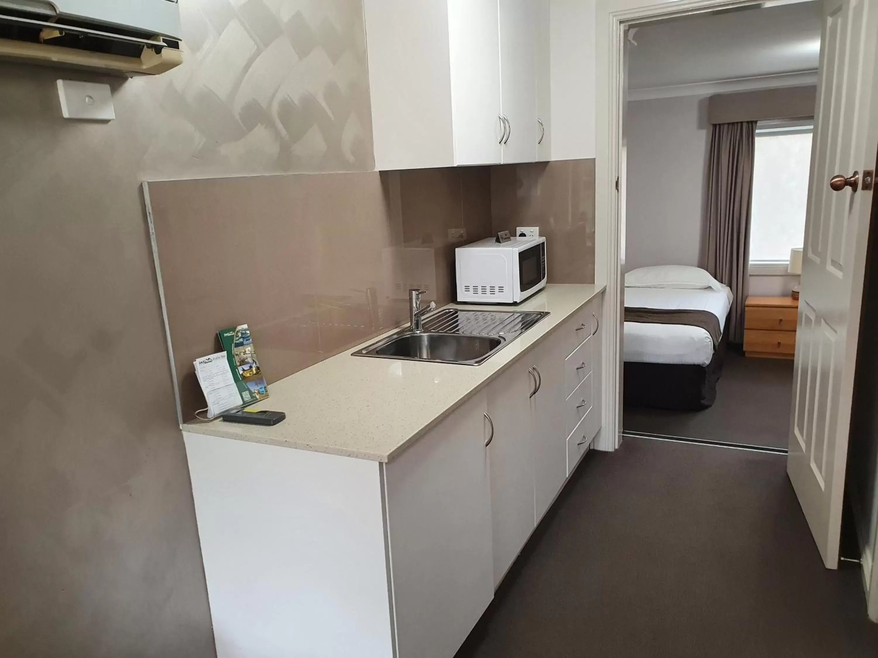 Kitchen or kitchenette, Bed in The Aston Motel Tamworth Kitchen or kitchenette, Bed in The Aston Motel Tamworth