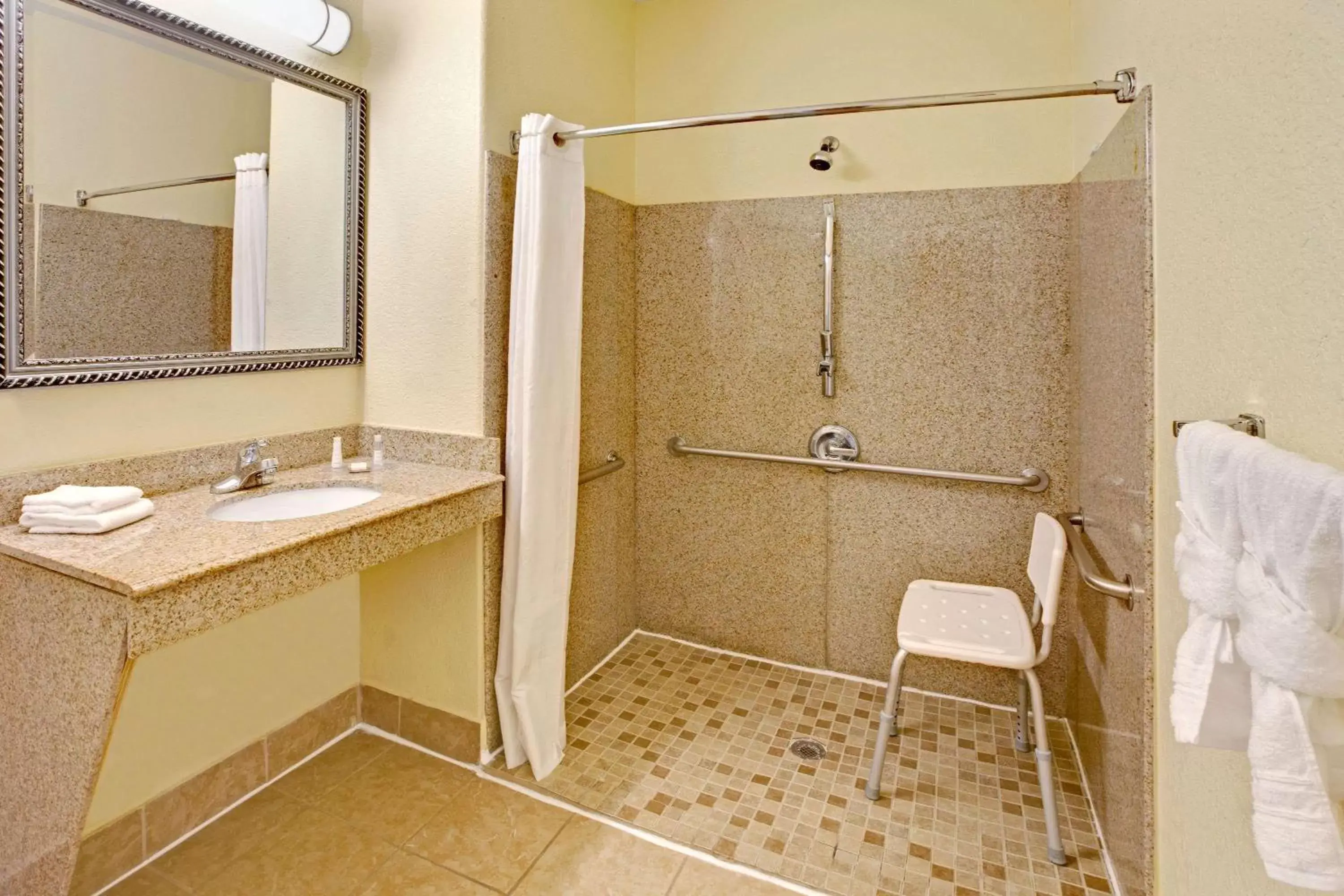 Bathroom in Extended Stay America Suites - Baytown