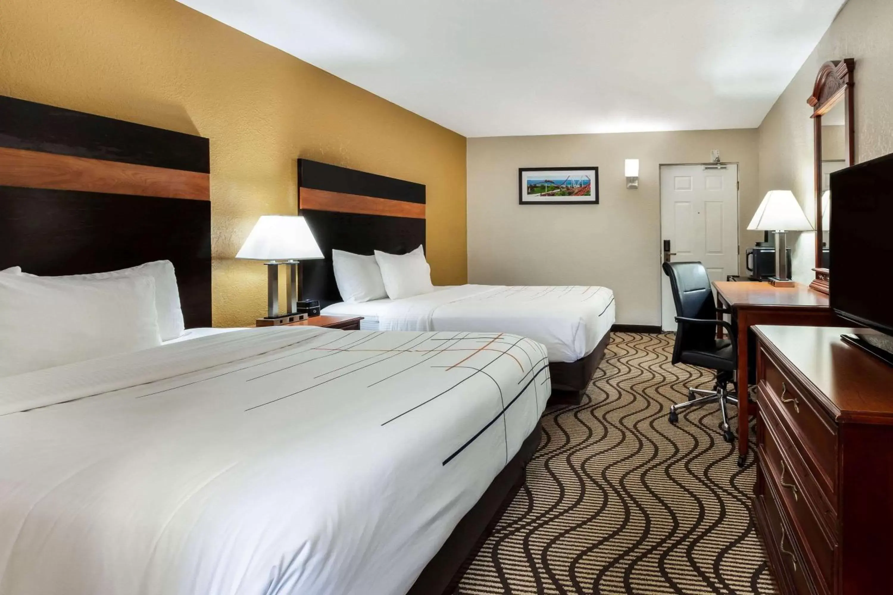 Photo of the whole room, Bed in La Quinta Inn by Wyndham Sandusky near Cedar Point