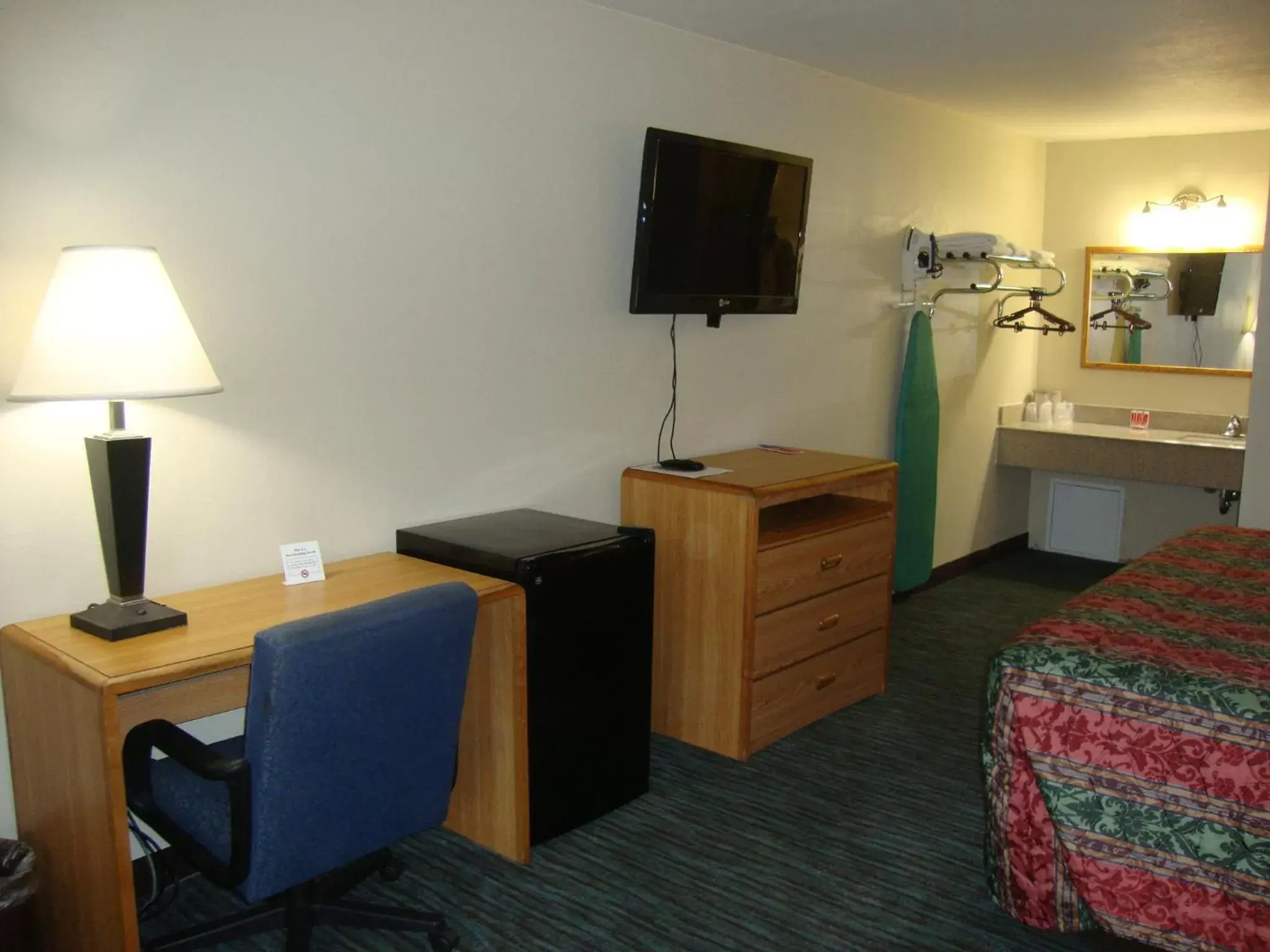 Seating area, TV/Entertainment Center in Econo Lodge Inn and Suites - Jackson