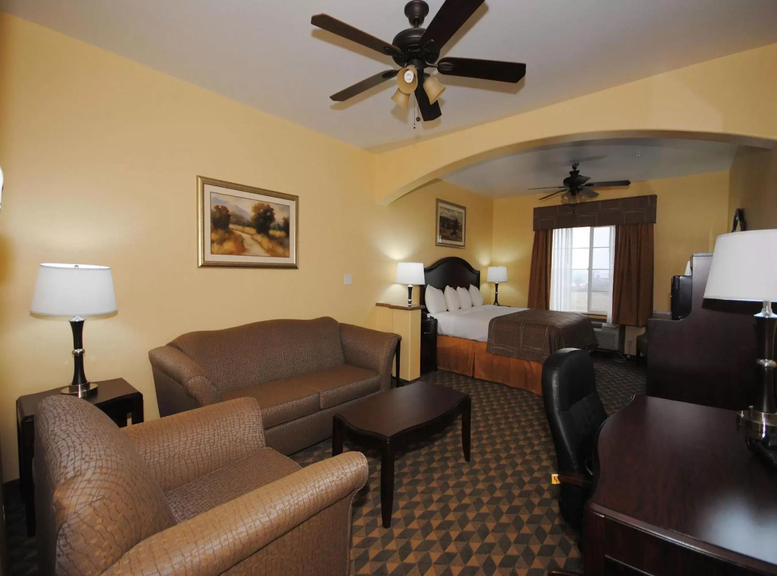 Photo of the whole room, Seating Area in Best Western Plus Manvel