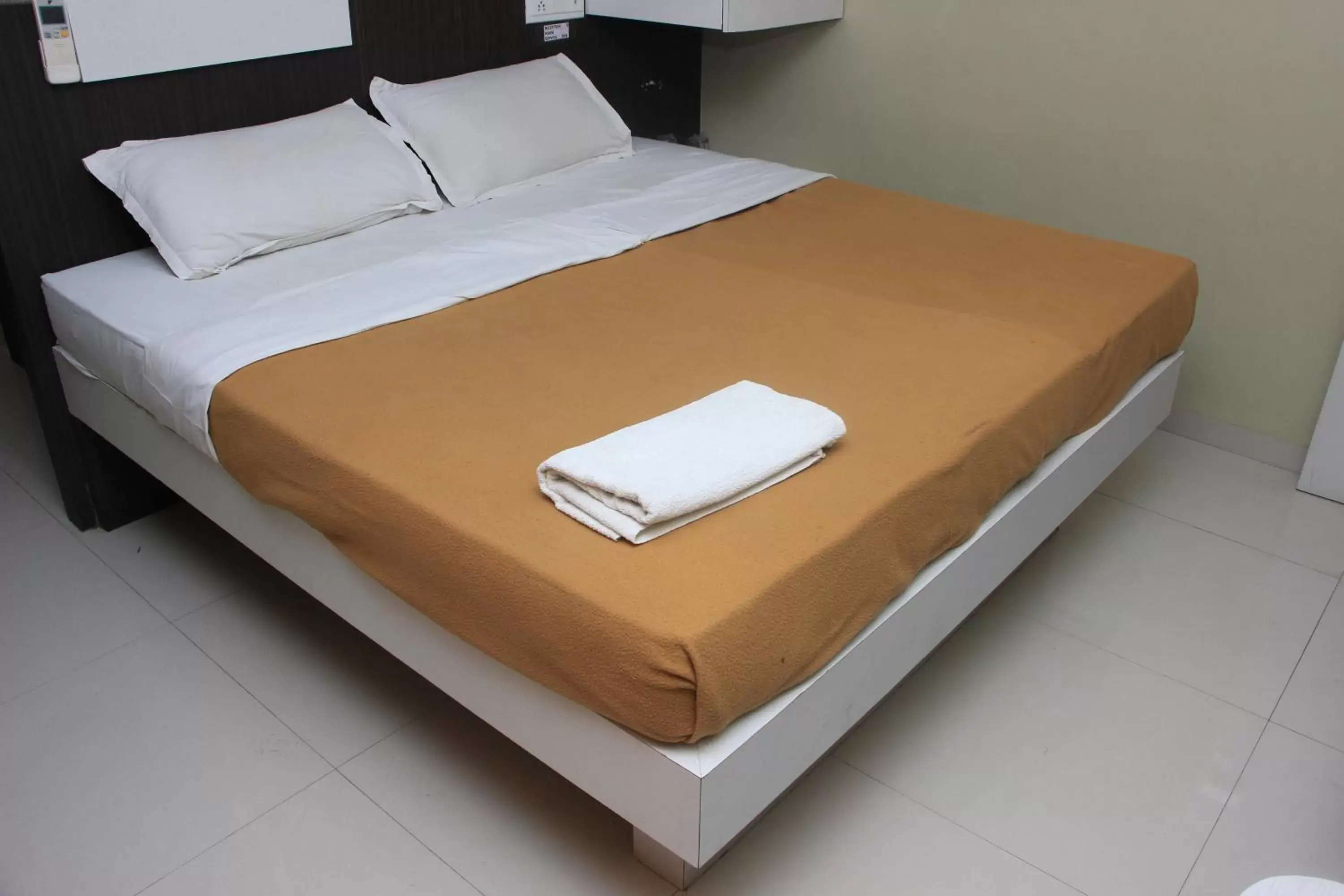 Deluxe Double Room in Hotel Sham Suman, Kolhapur- Opposite To Mahalaxmi Temple Deluxe Double Room in Hotel Sham Suman, Kolhapur- Opposite To Mahalaxmi Temple