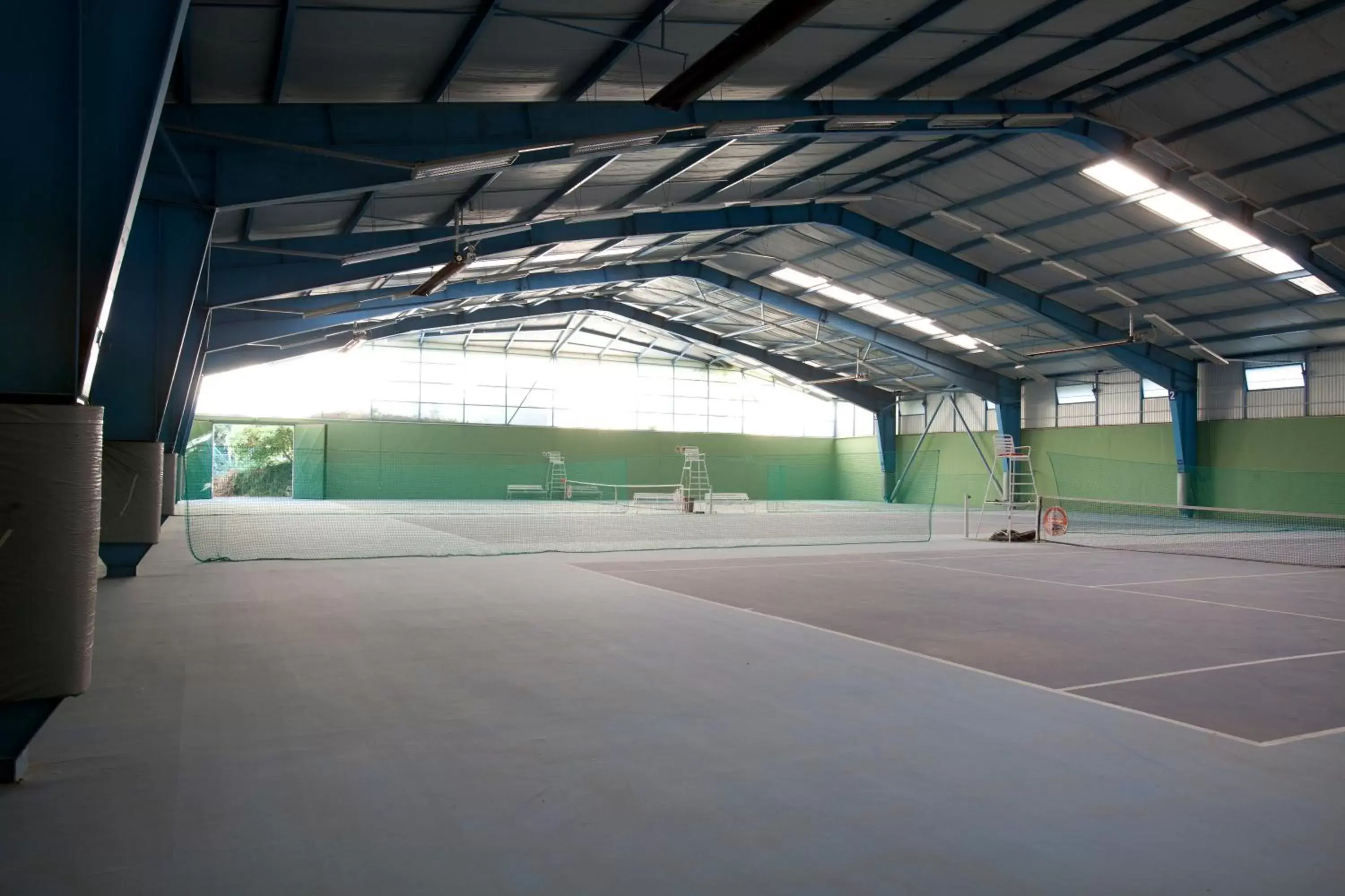 Tennis court in Hotel Makar Sport & Wellness