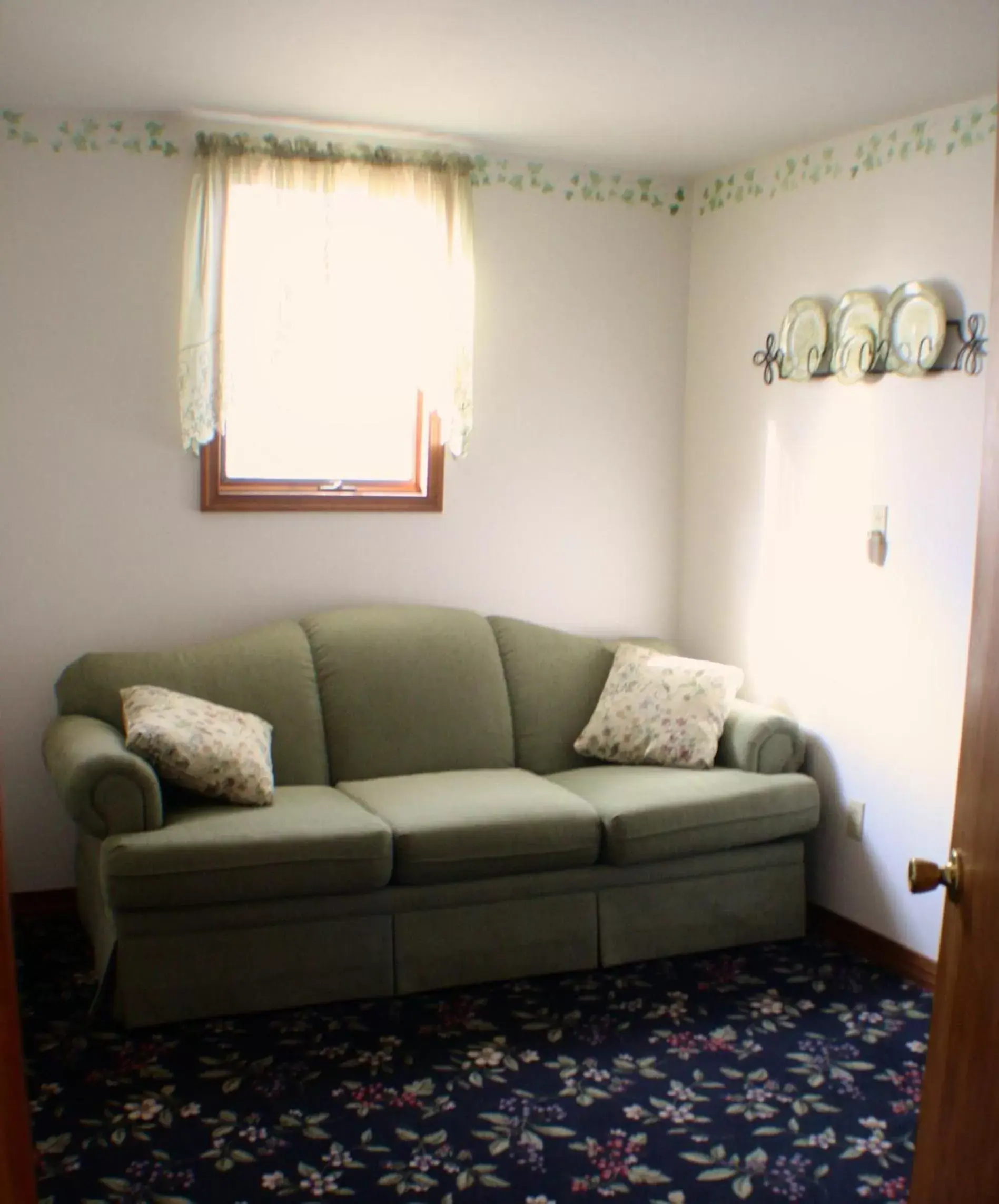 Bed, Seating Area in The White Birch Inn