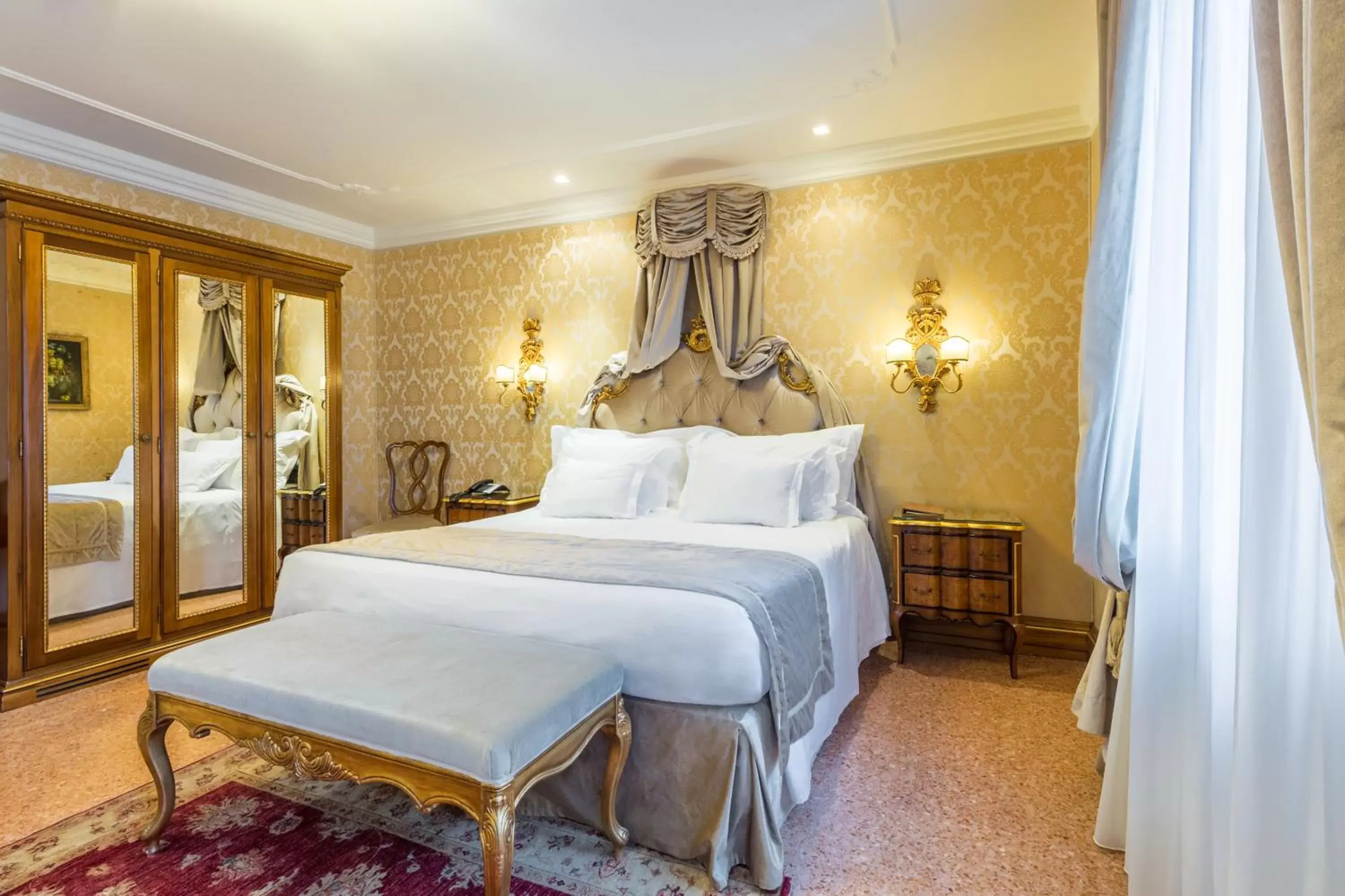 Bed in Hotel Ai Reali - Small Luxury Hotels of the World