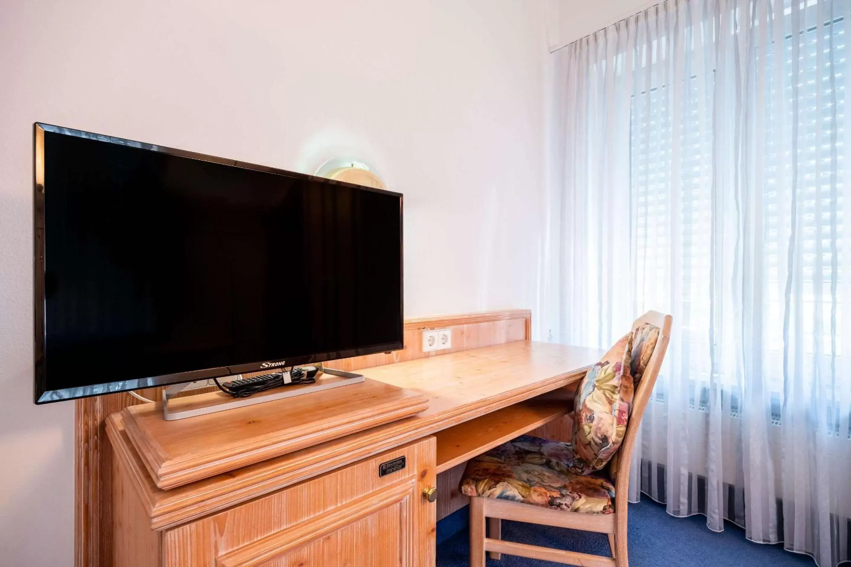 Photo of the whole room, TV/Entertainment Center in Hotel Georgenhof Markt Schwaben