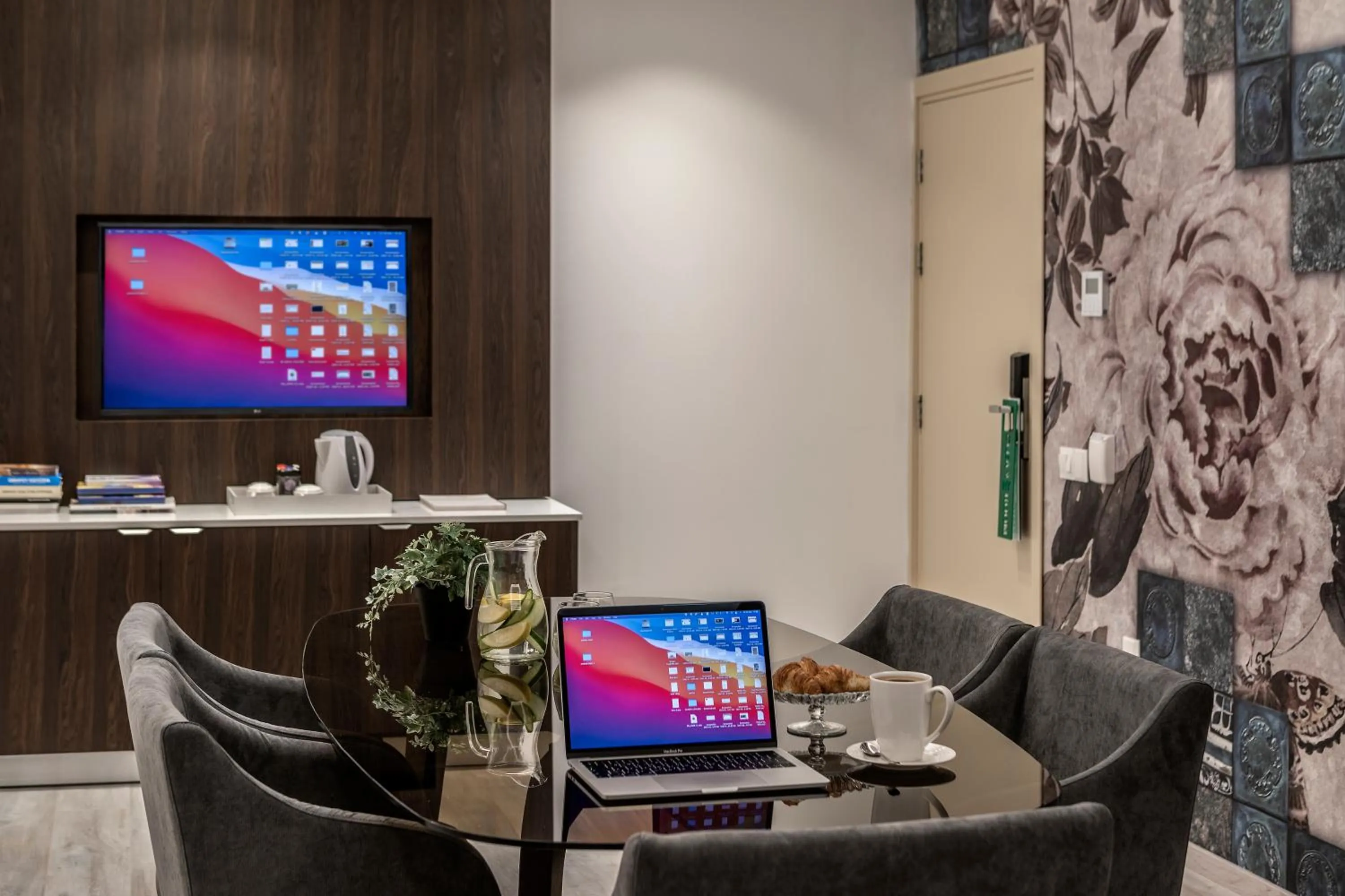 TV and multimedia in Almond Business Hotel