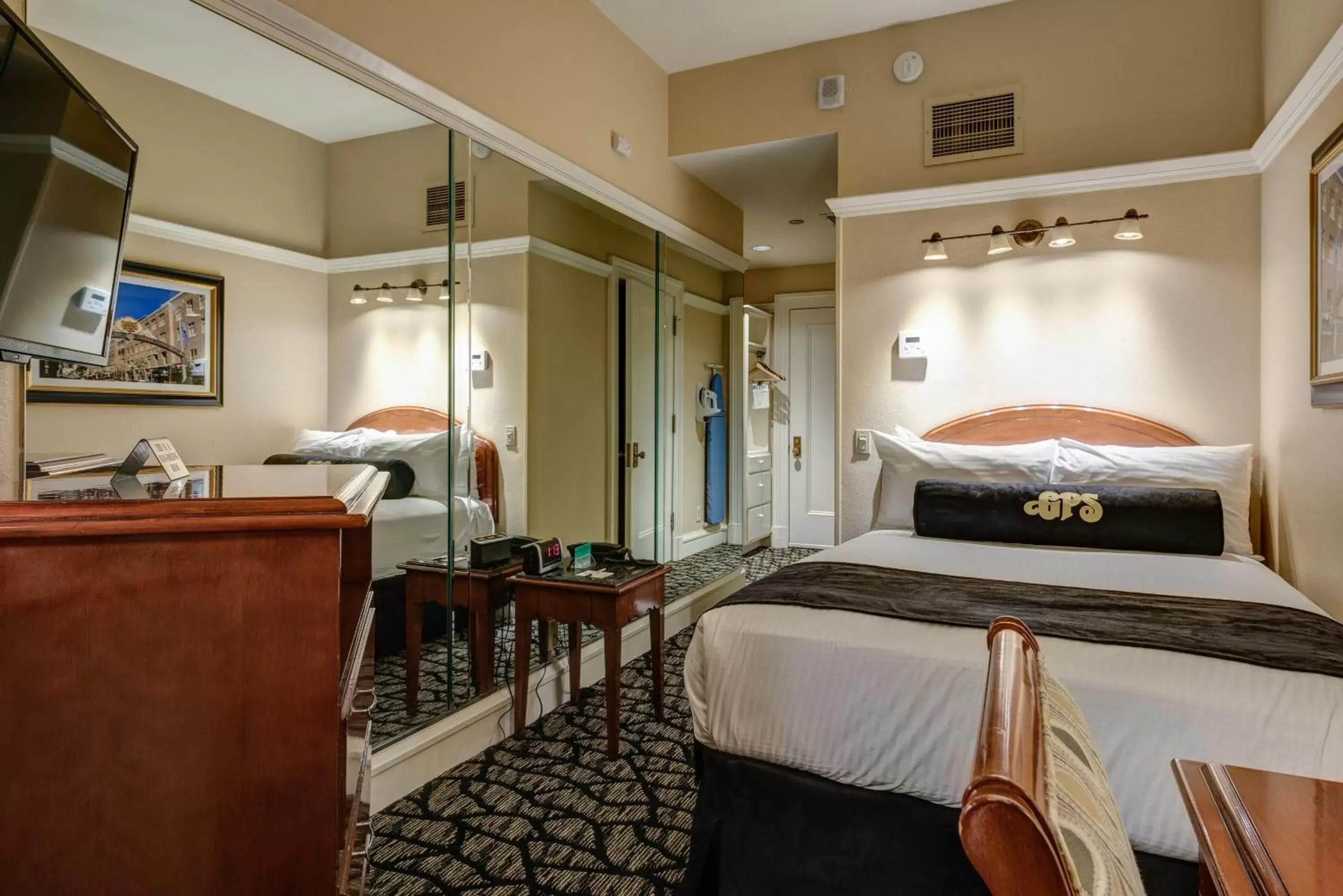 Photo of the whole room, Bed in Gaslamp Plaza Suites