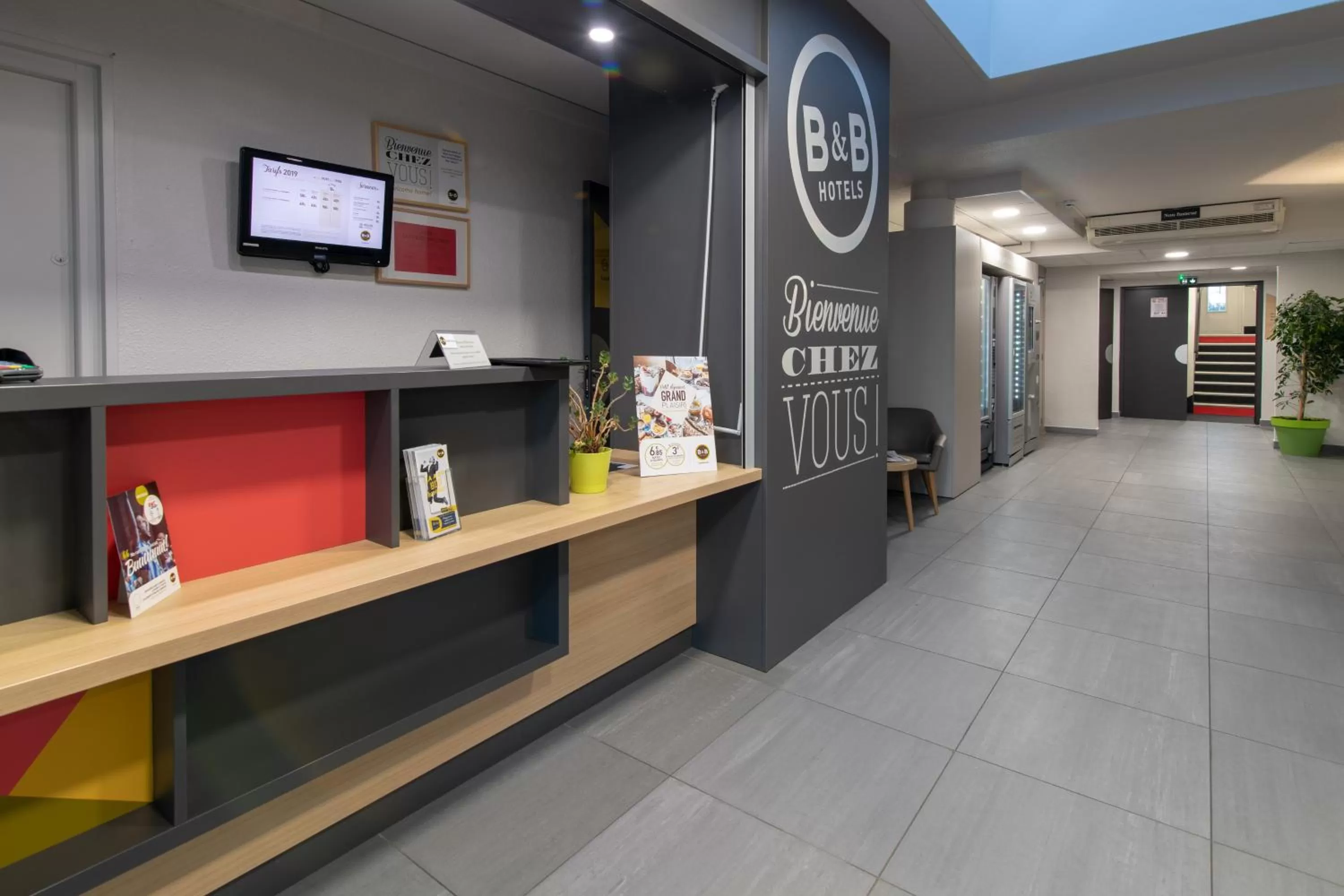 Lobby or reception in B&B HOTEL Avignon 2