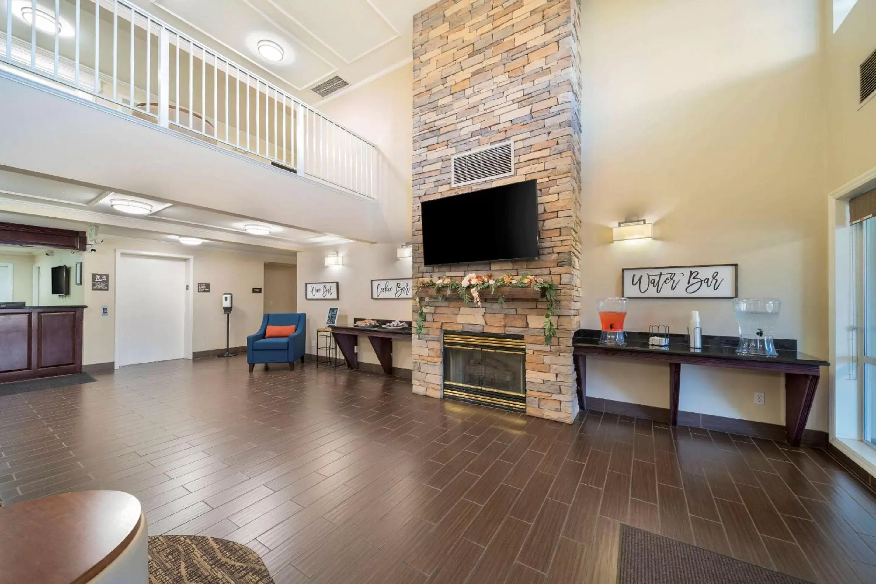 Lobby or reception in Comfort Suites Red Bluff near I-5