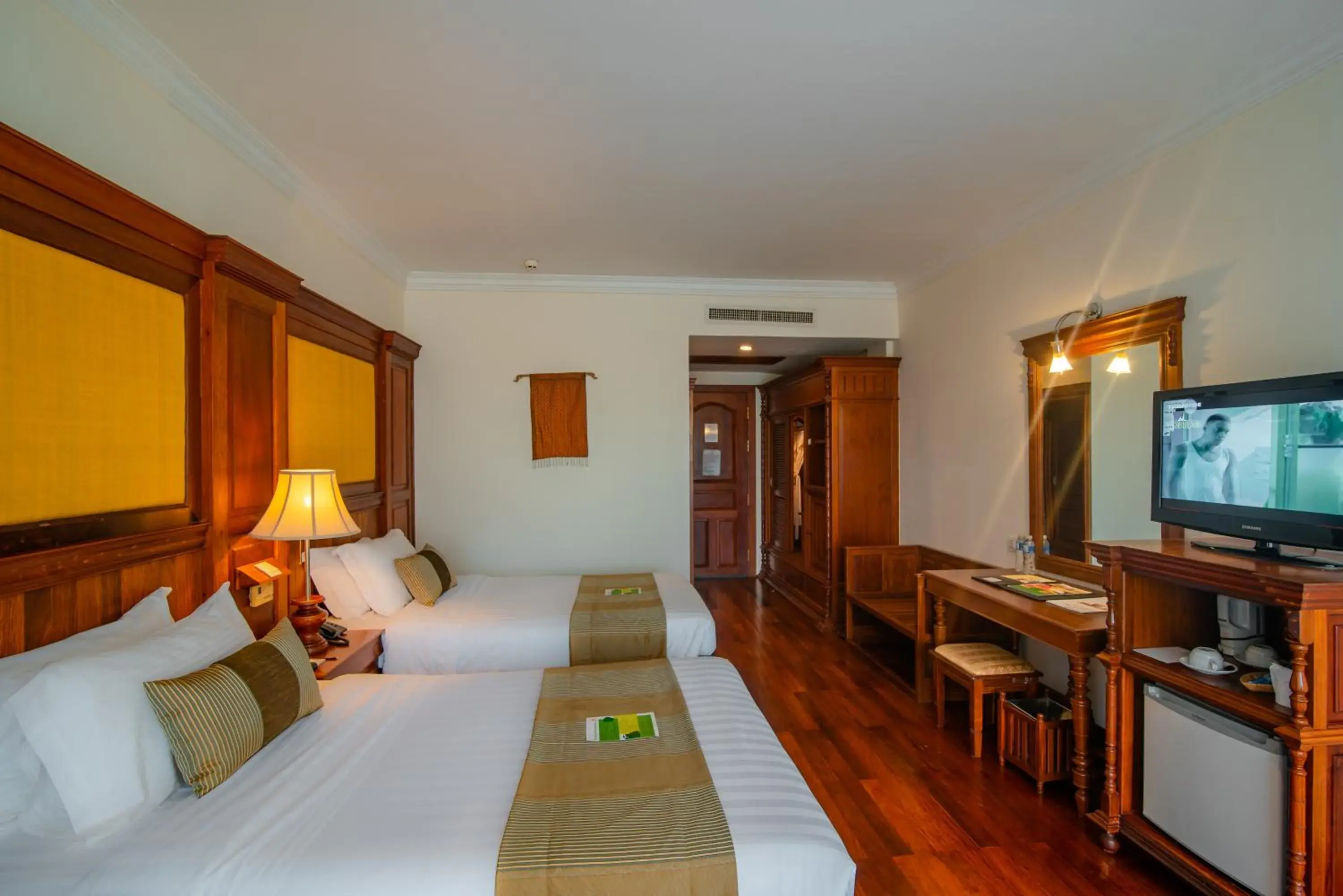 Bed, TV/Entertainment Center in Empress Angkor Resort & Spa