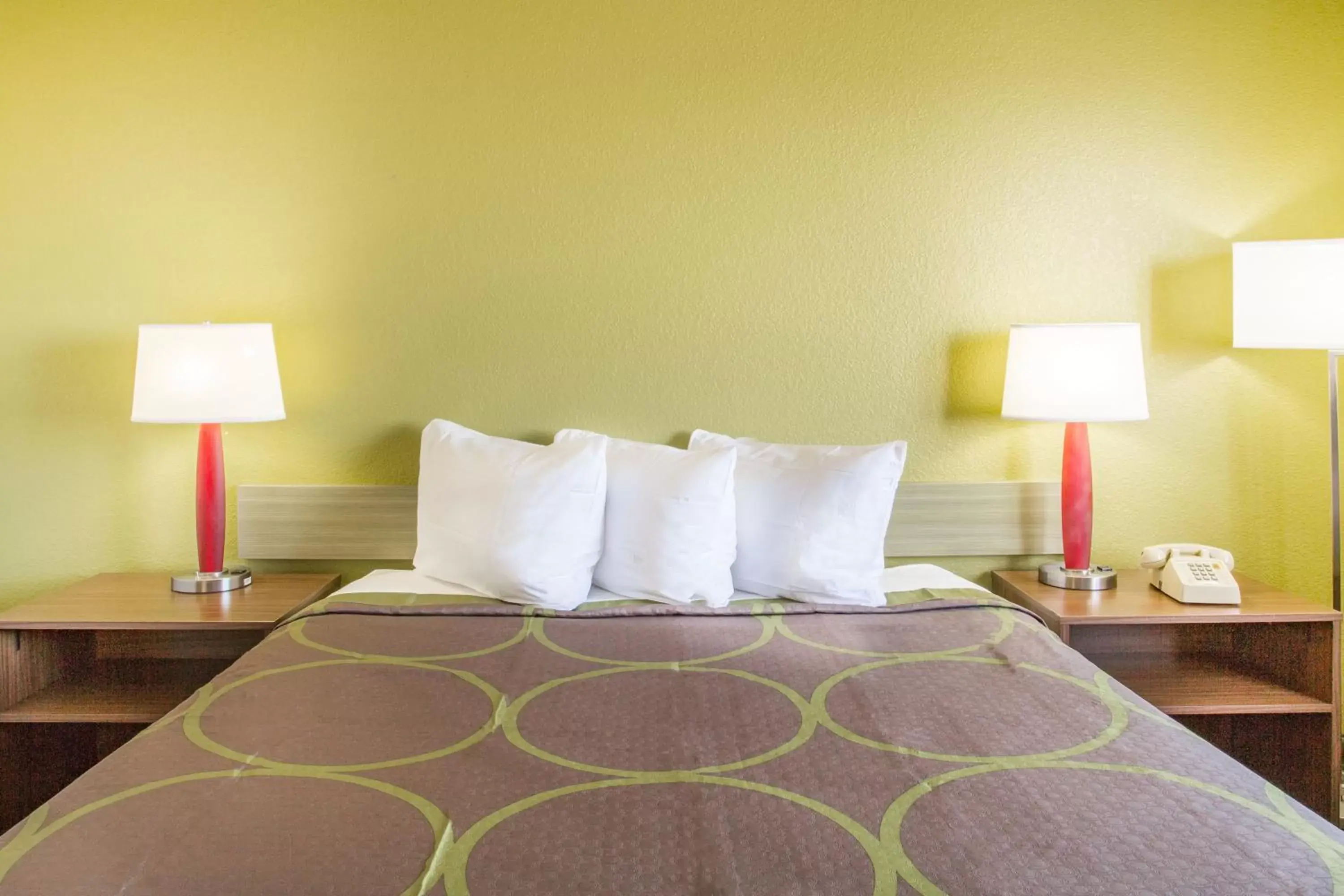 Queen Room - Disability Access/Non-Smoking in Super 8 by Wyndham Kingman Queen Room - Disability Access/Non-Smoking in Super 8 by Wyndham Kingman