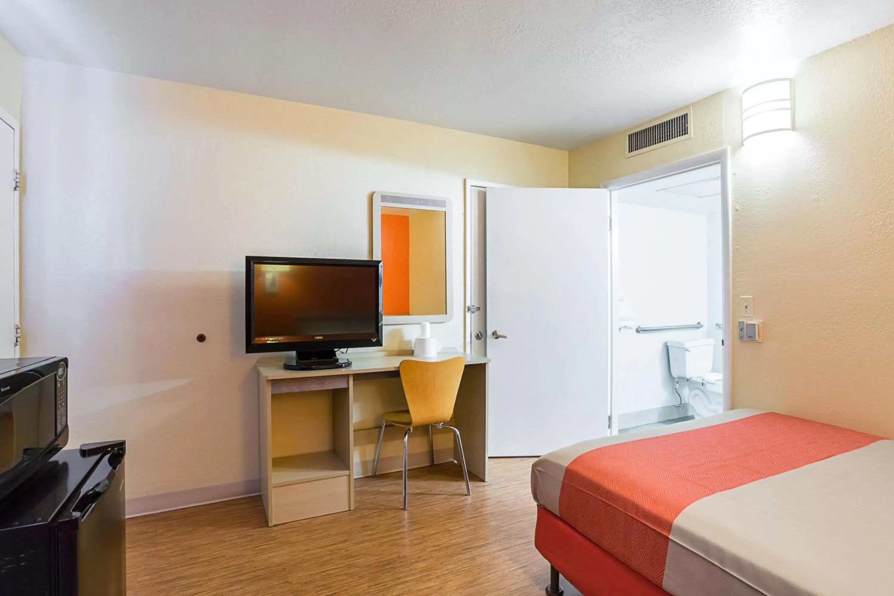 Bedroom, TV/Entertainment Center in Motel 6-Holbrook, AZ