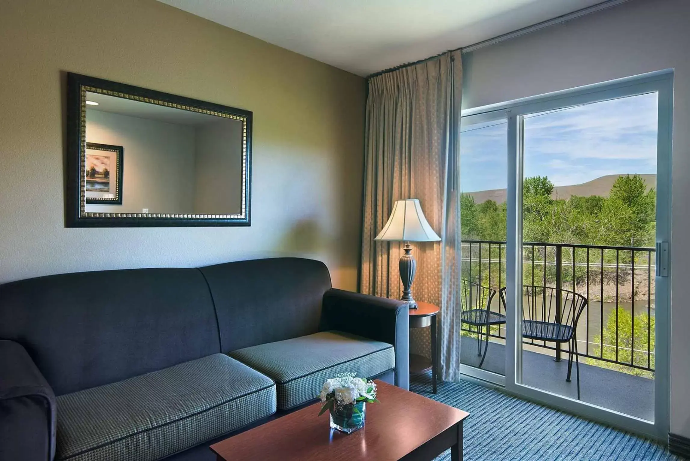 Toilet, Seating Area in Oxford Suites Yakima