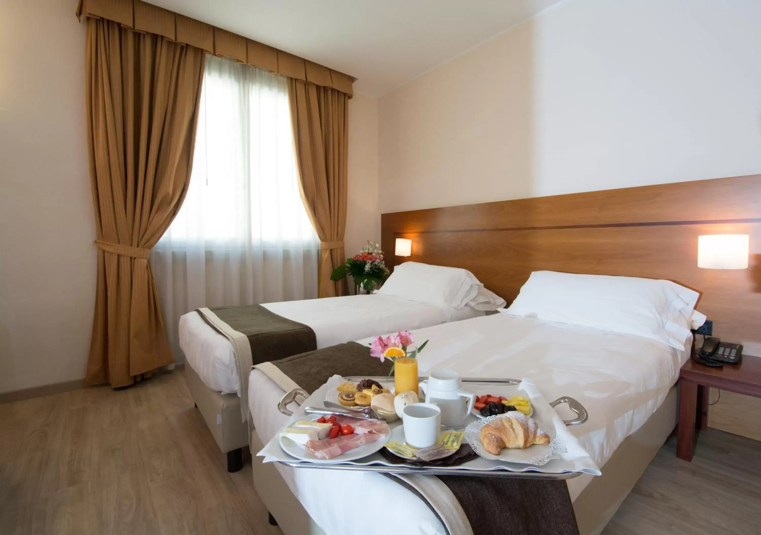 Bedroom, Breakfast in Hotel Royal Falcone