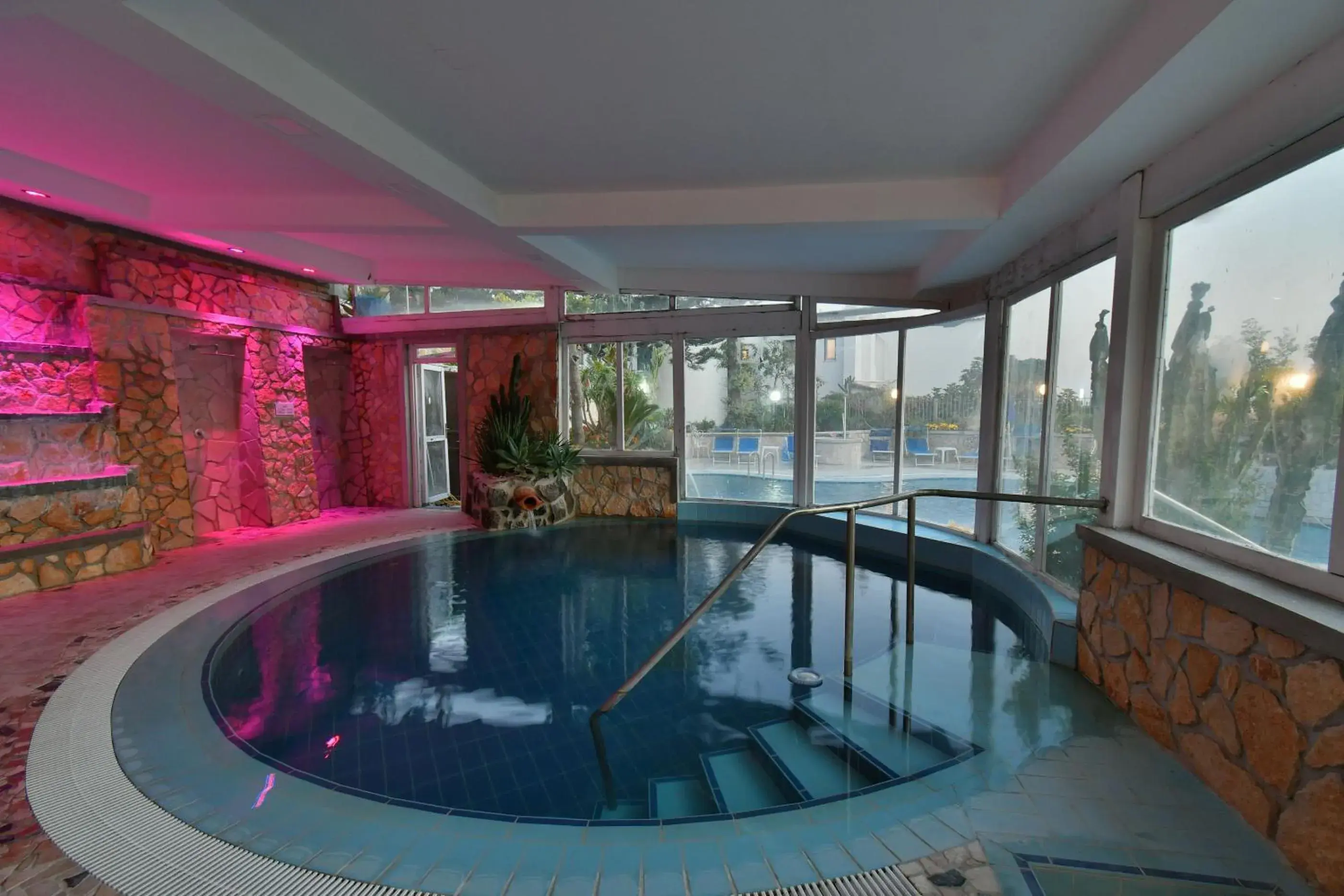 Solarium, Swimming Pool in Hotel Terme Saint Raphael