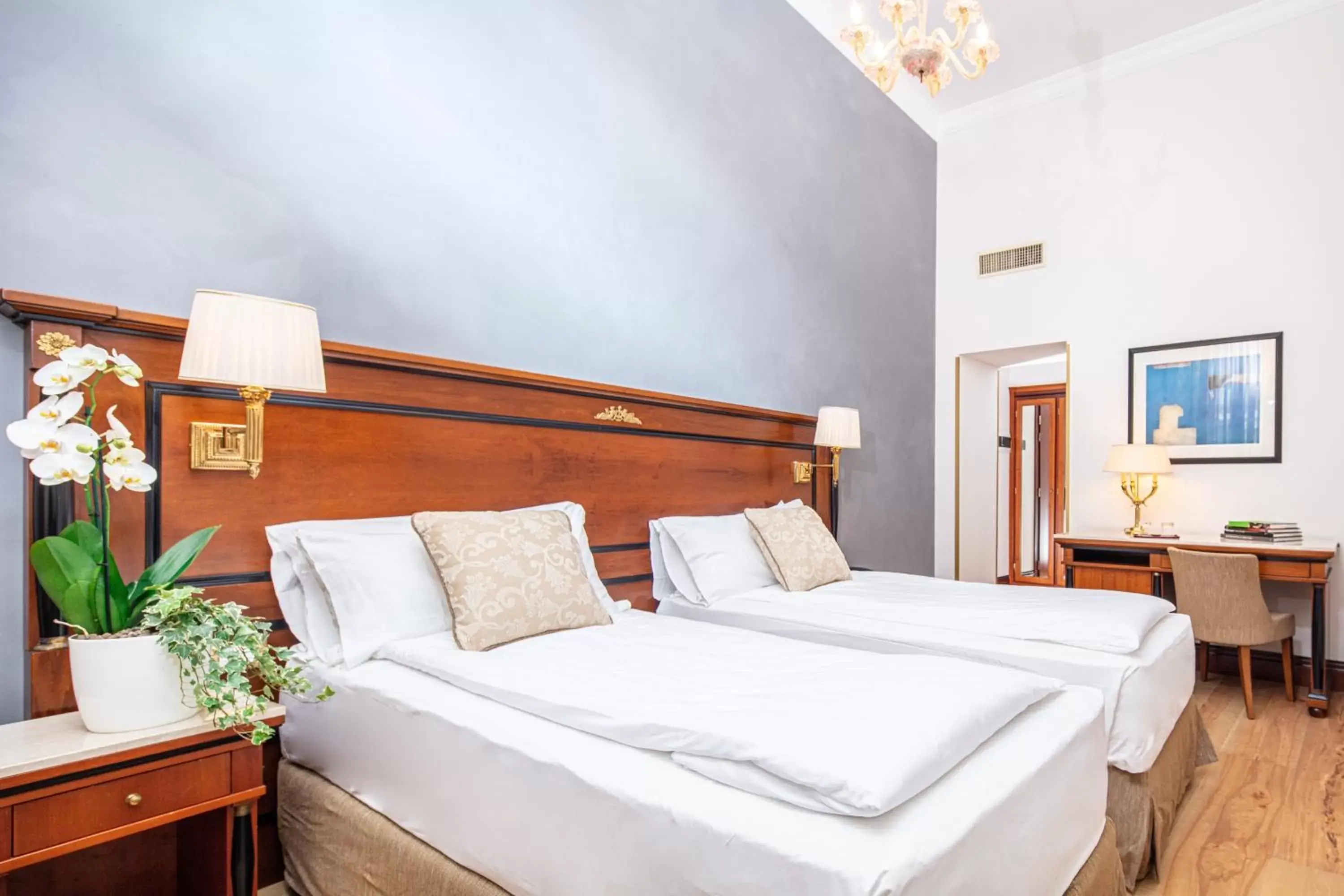 Photo of the whole room, Bed in All’Angelo Art Hotel