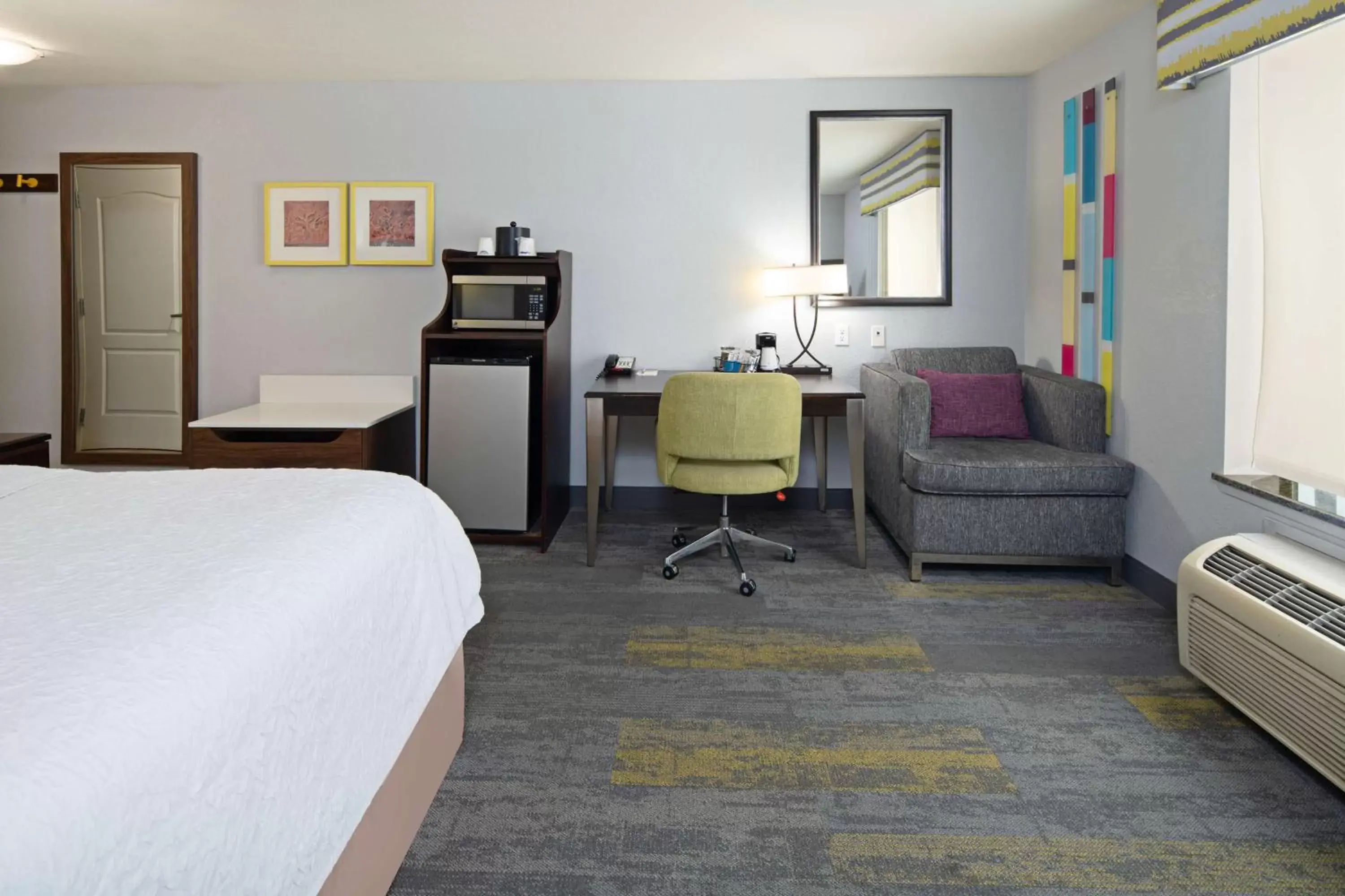 Bedroom in Hampton Inn and Suites Bakersfield / Highway 58