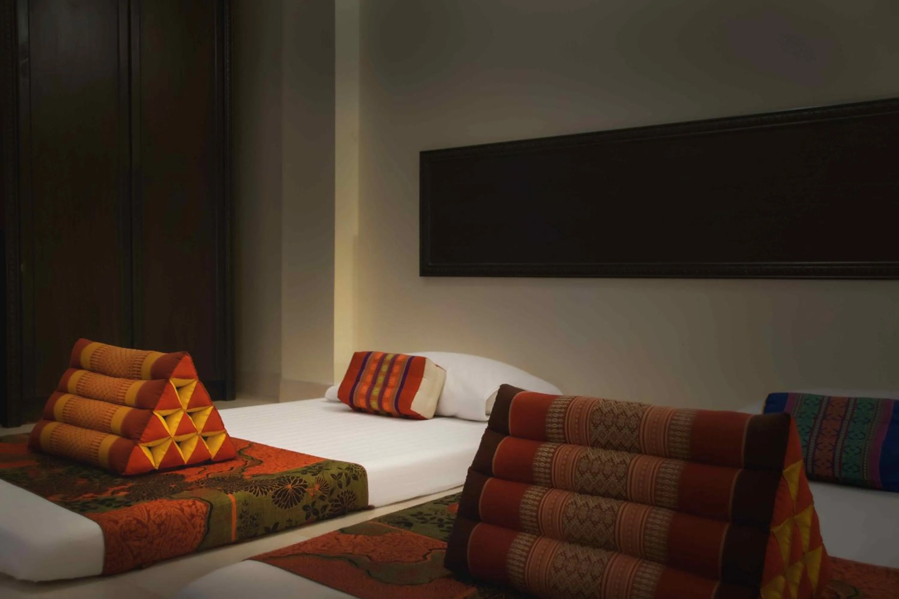 Massage, Bed in The Phoenix Hotel Bangkok - Suvarnabhumi Airport