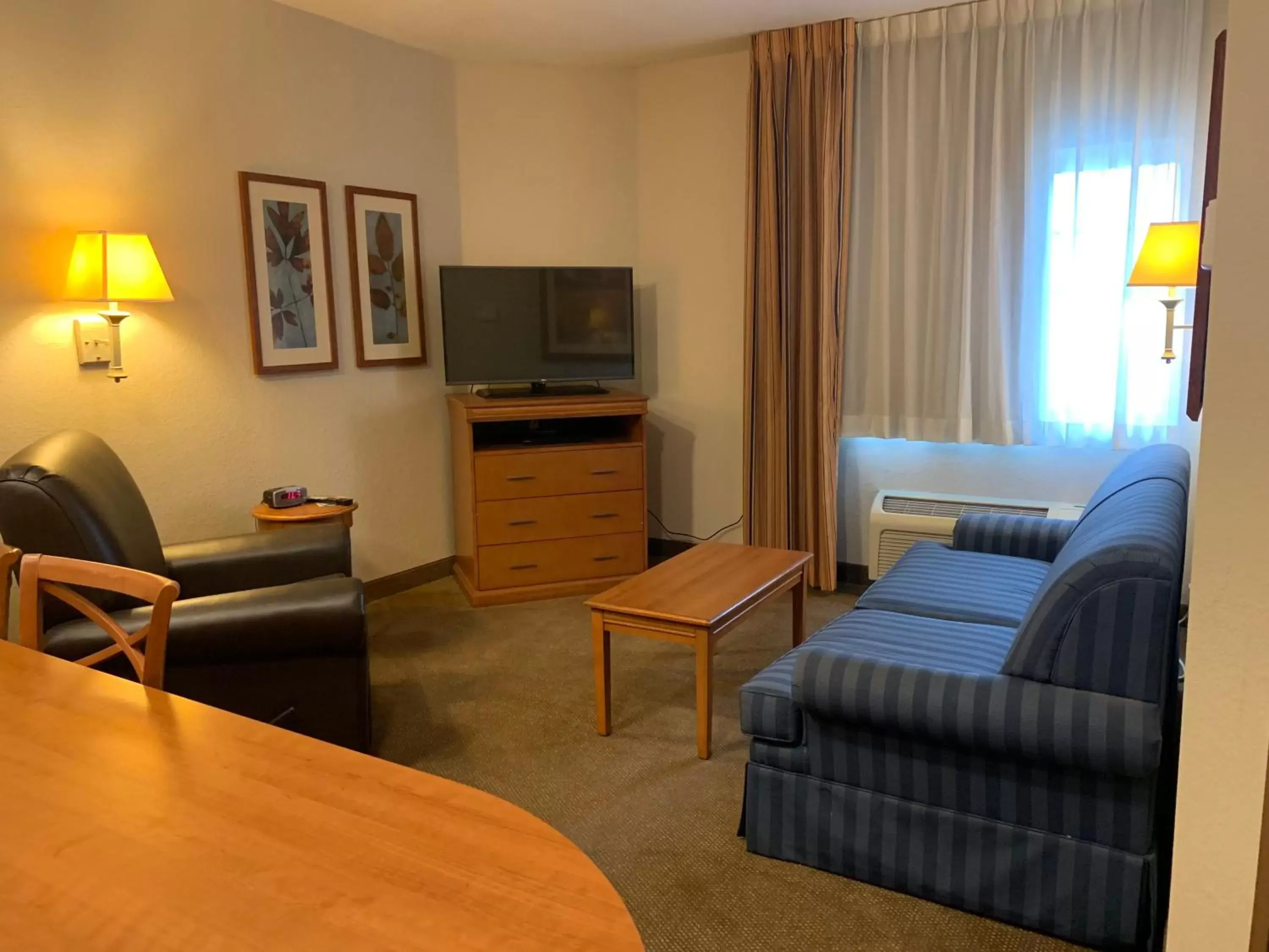 Photo of the whole room, Seating Area in Candlewood Suites Jonesboro, an IHG Hotel
