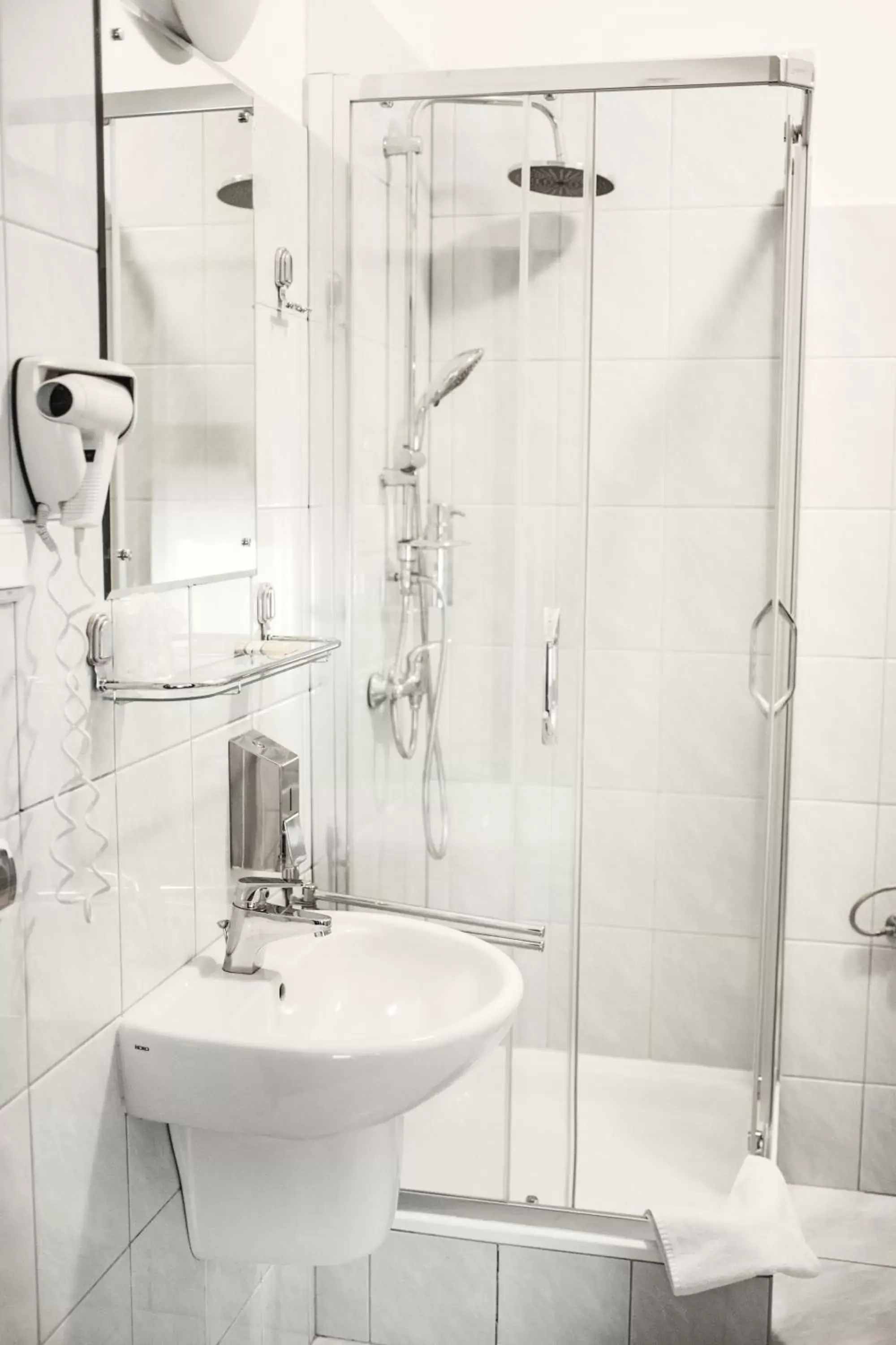 Shower, Bathroom in Hotel Eden