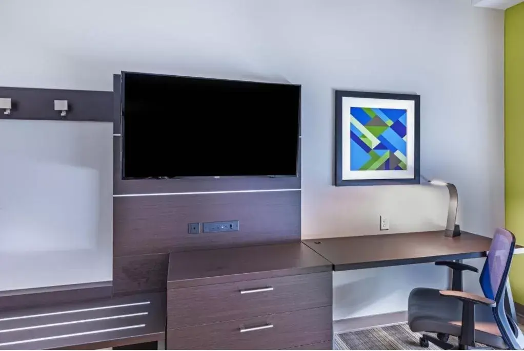 TV/Entertainment Center in Holiday Inn Express & Suites Purcell, an IHG Hotel
