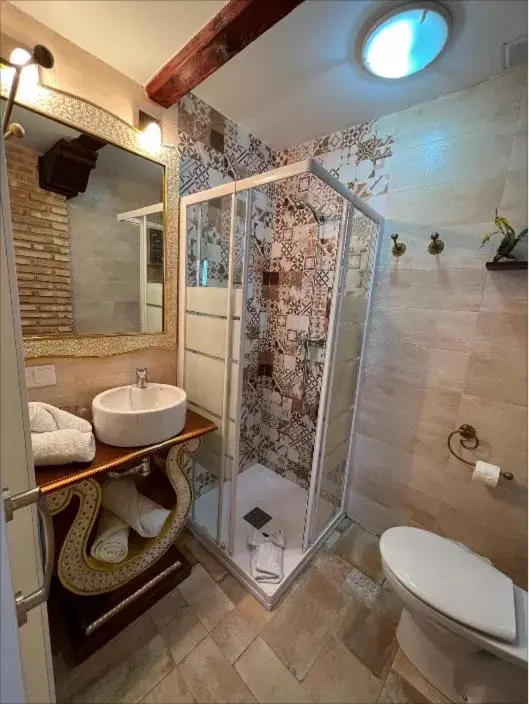 Toilet, Bathroom in Retiro del Teatro Almagro