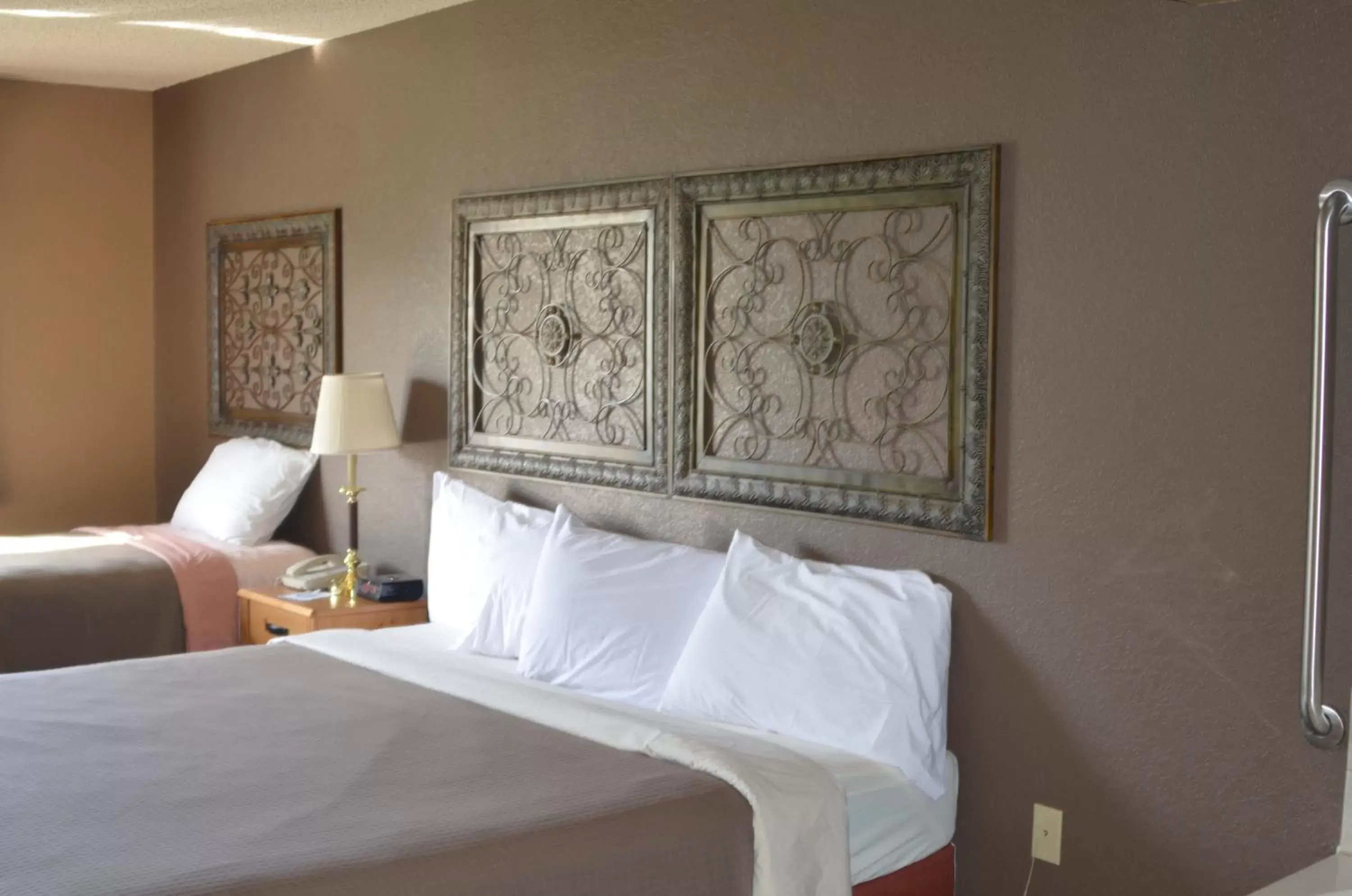 Photo of the whole room, Bed in Boarders Inn and Suites by Cobblestone Hotels - Fayette