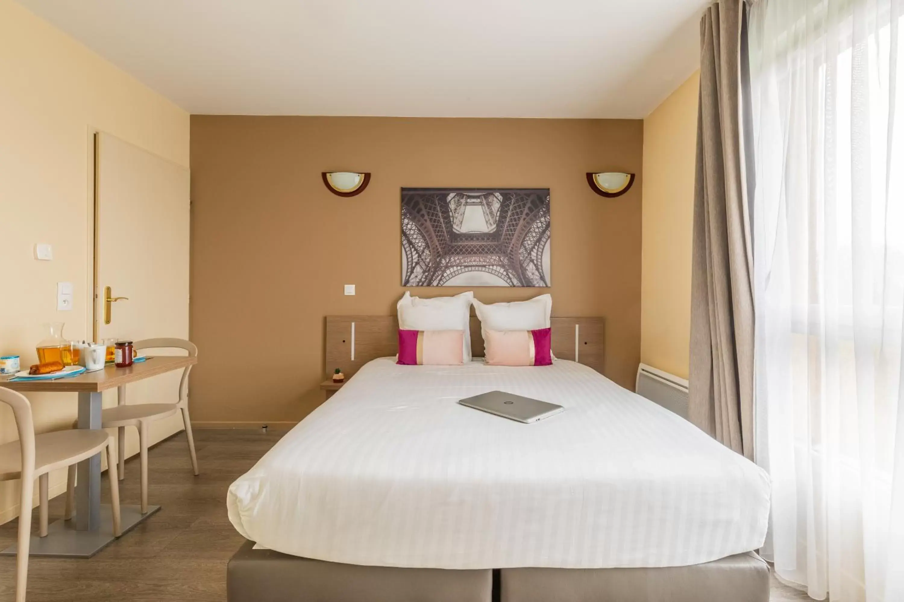 Bed in Zenitude Hôtel-Résidences Magny-les-Hameaux