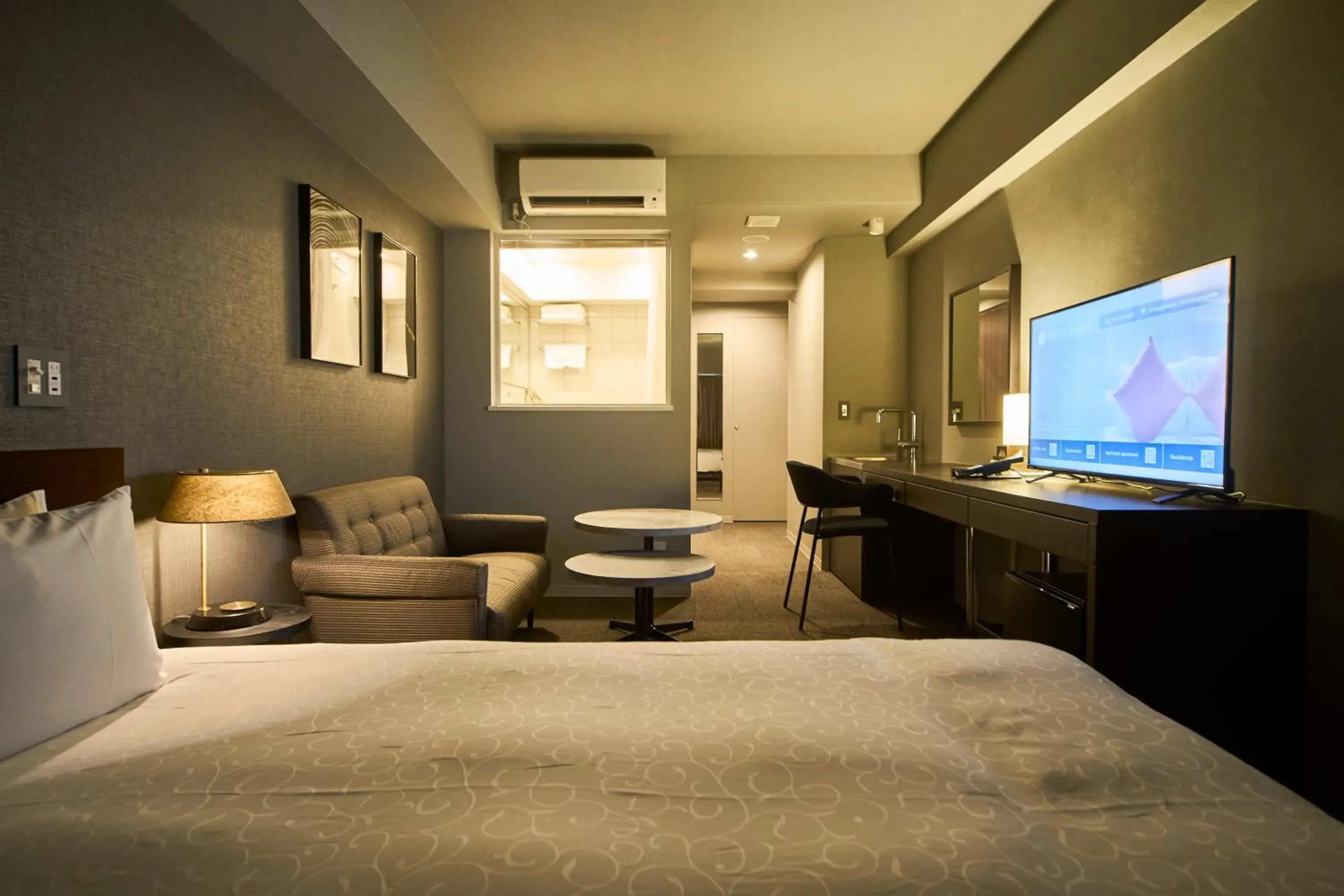 Bed, TV/Entertainment Center in Roppongi Hotel S