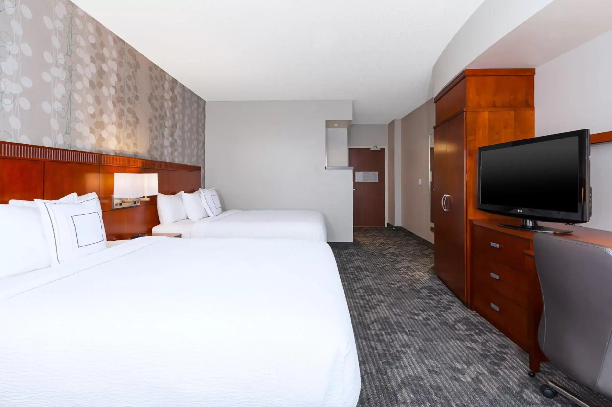 Bed in Courtyard by Marriott Fort Smith Downtown