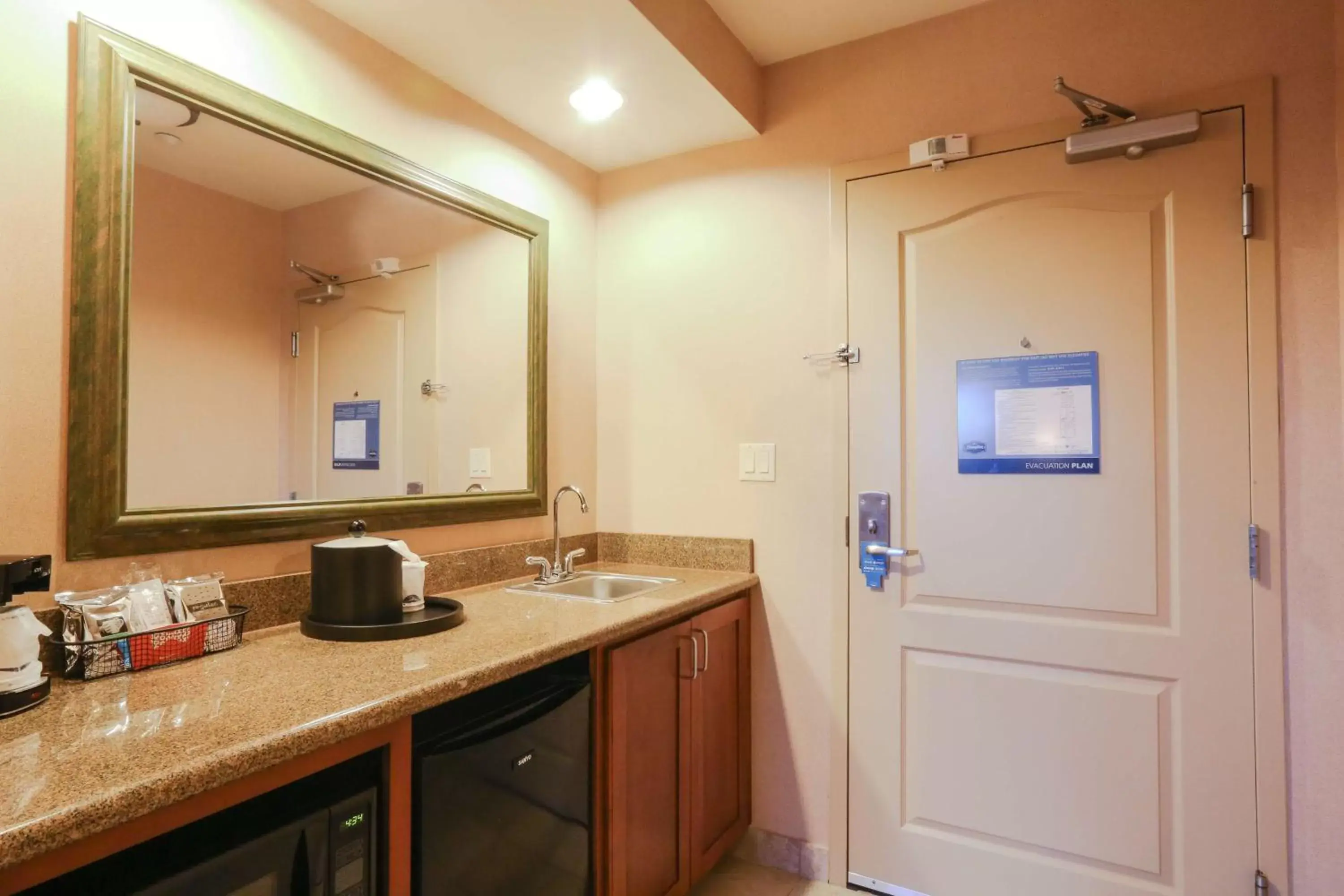 Kitchen or kitchenette, Bathroom in Hampton Inn & Suites Tomball