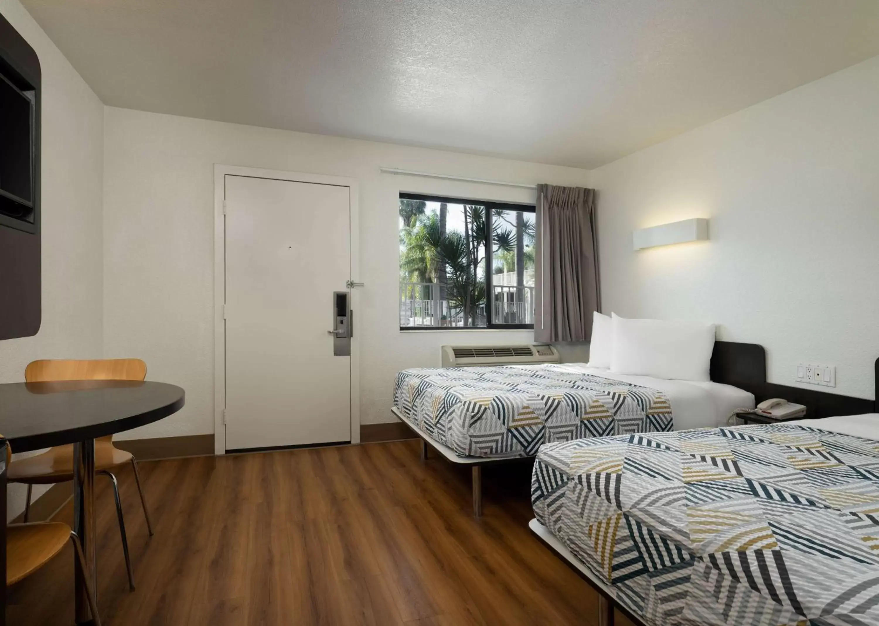 Bedroom, Bed in Motel 6-Goleta, CA - Santa Barbara