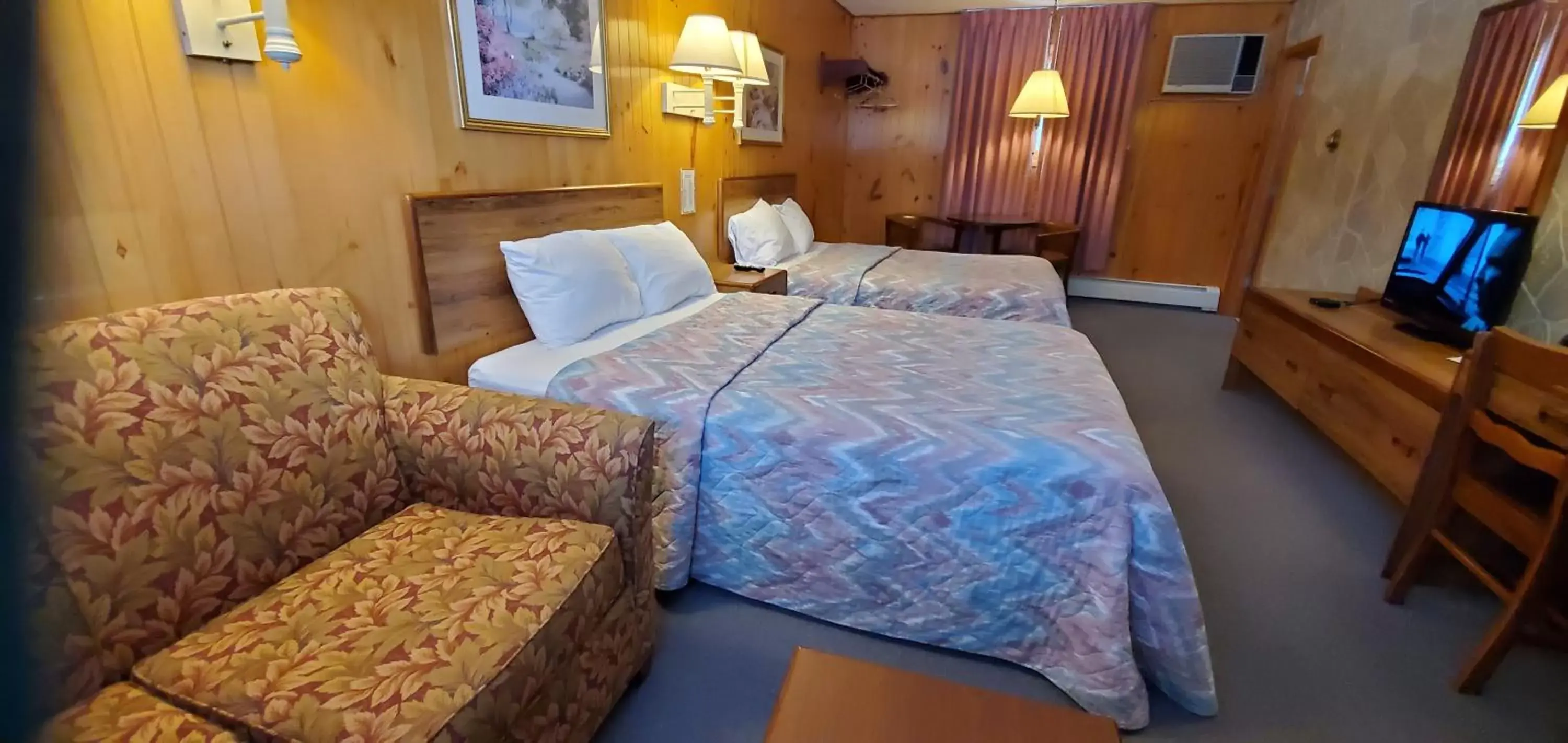 Bedroom, Bed in Red Ranch Inn