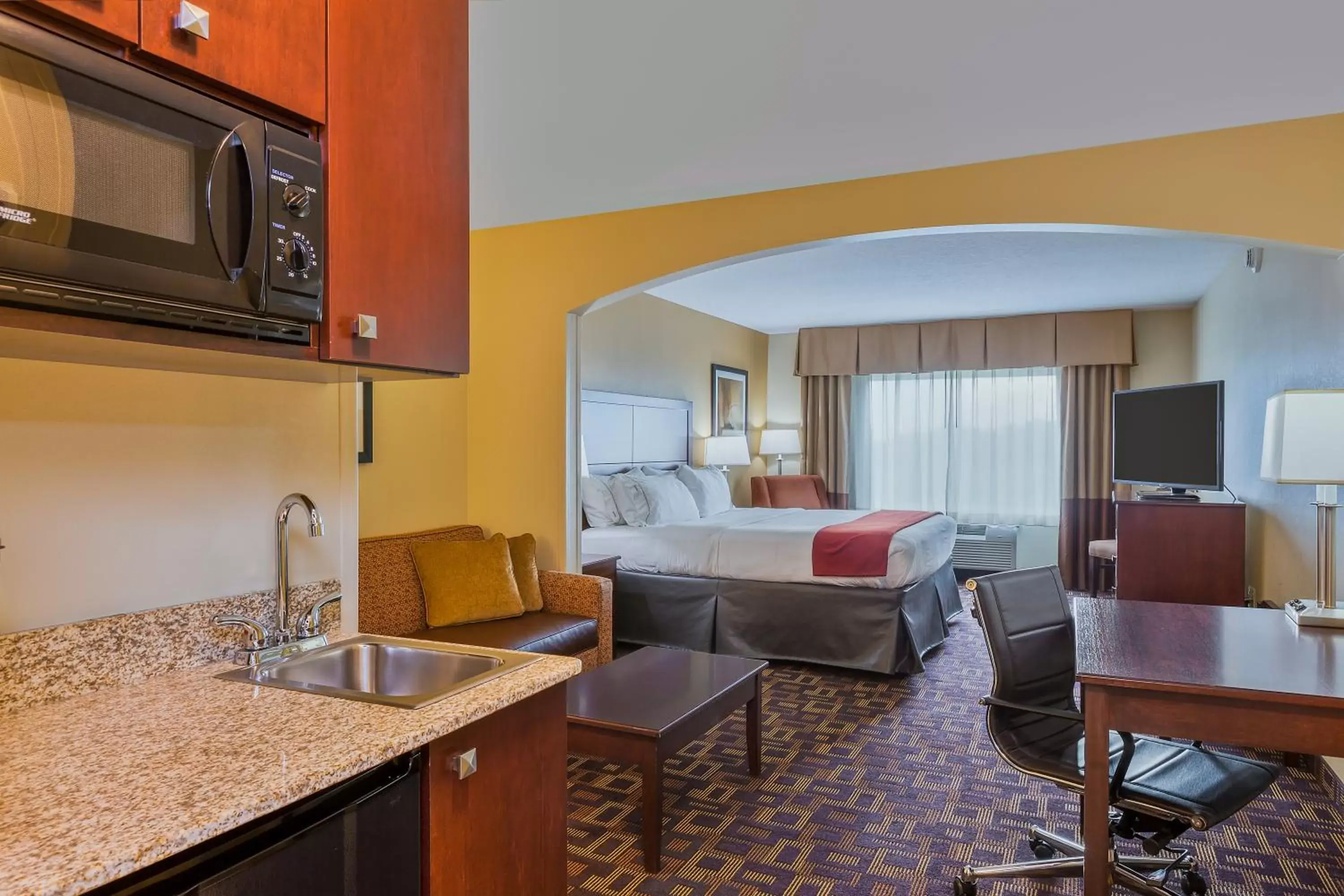 Bedroom, Kitchen/Kitchenette in Holiday Inn Express Hotel & Suites Salina, an IHG Hotel