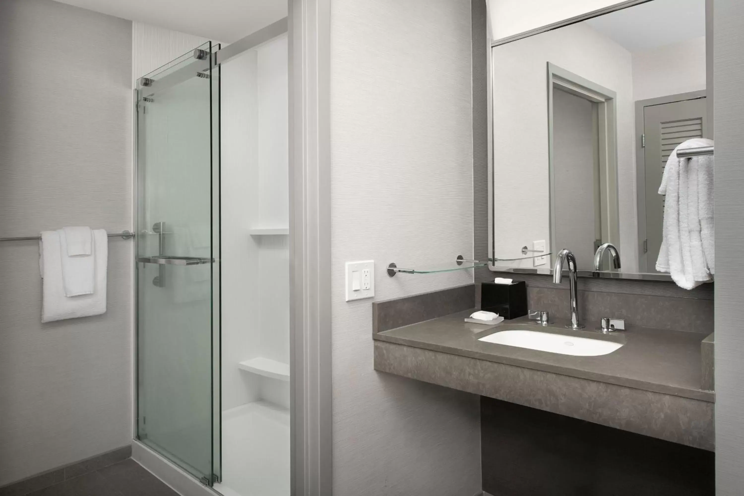 Bathroom in Courtyard by Marriott Savannah Downtown - Historic District