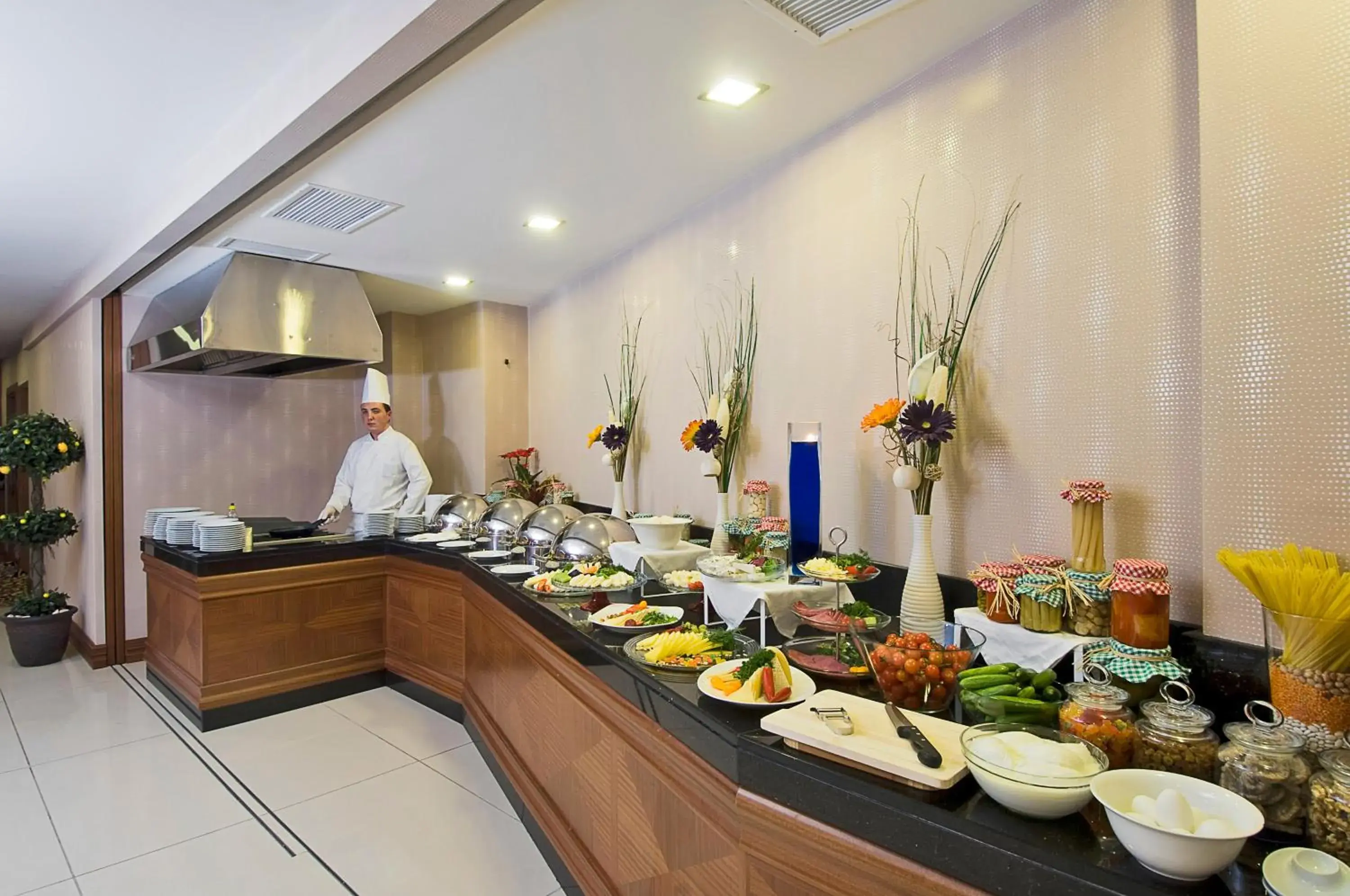 Restaurant/places to eat in Tugcu Hotel Select