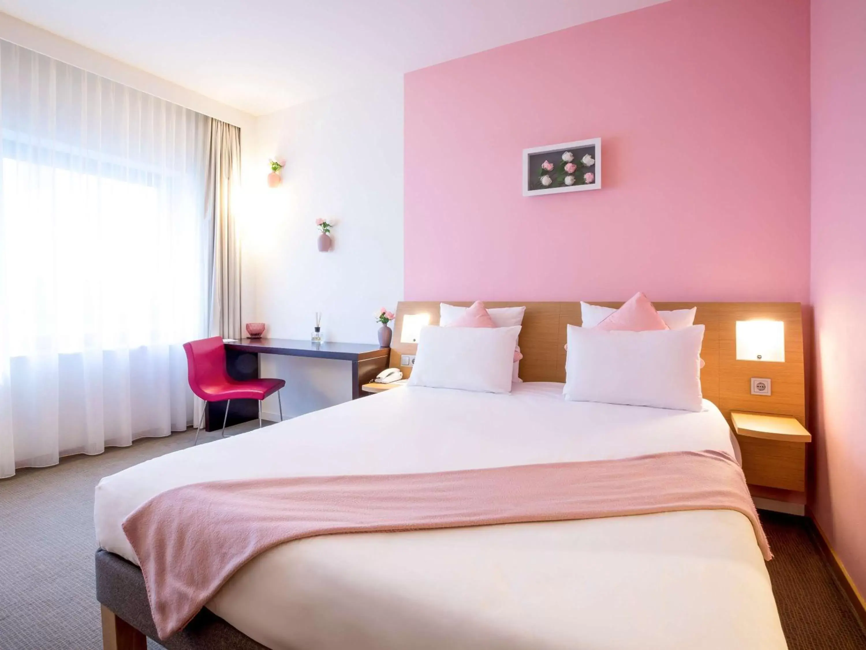 Photo of the whole room, Bed in Novotel München Airport