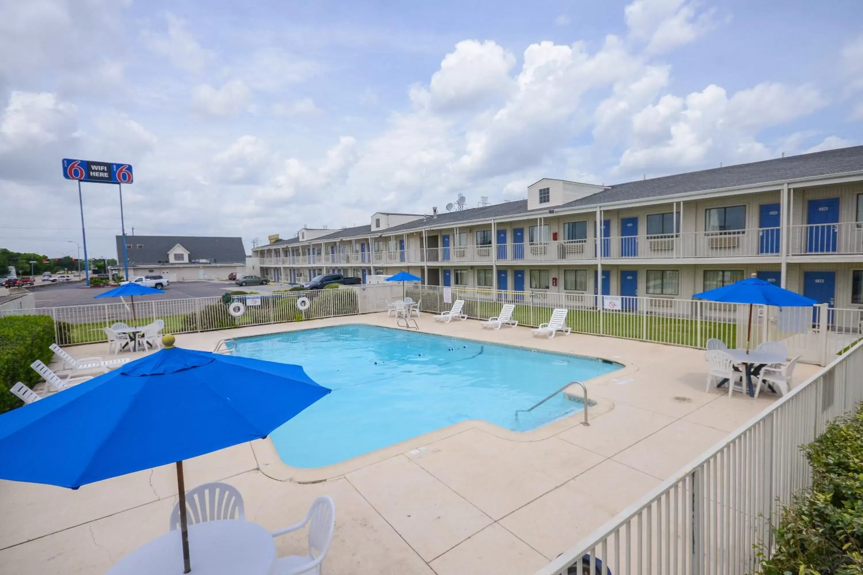 Swimming pool, Pool View in Motel 6-Webster, TX - Houston - Nasa Lake