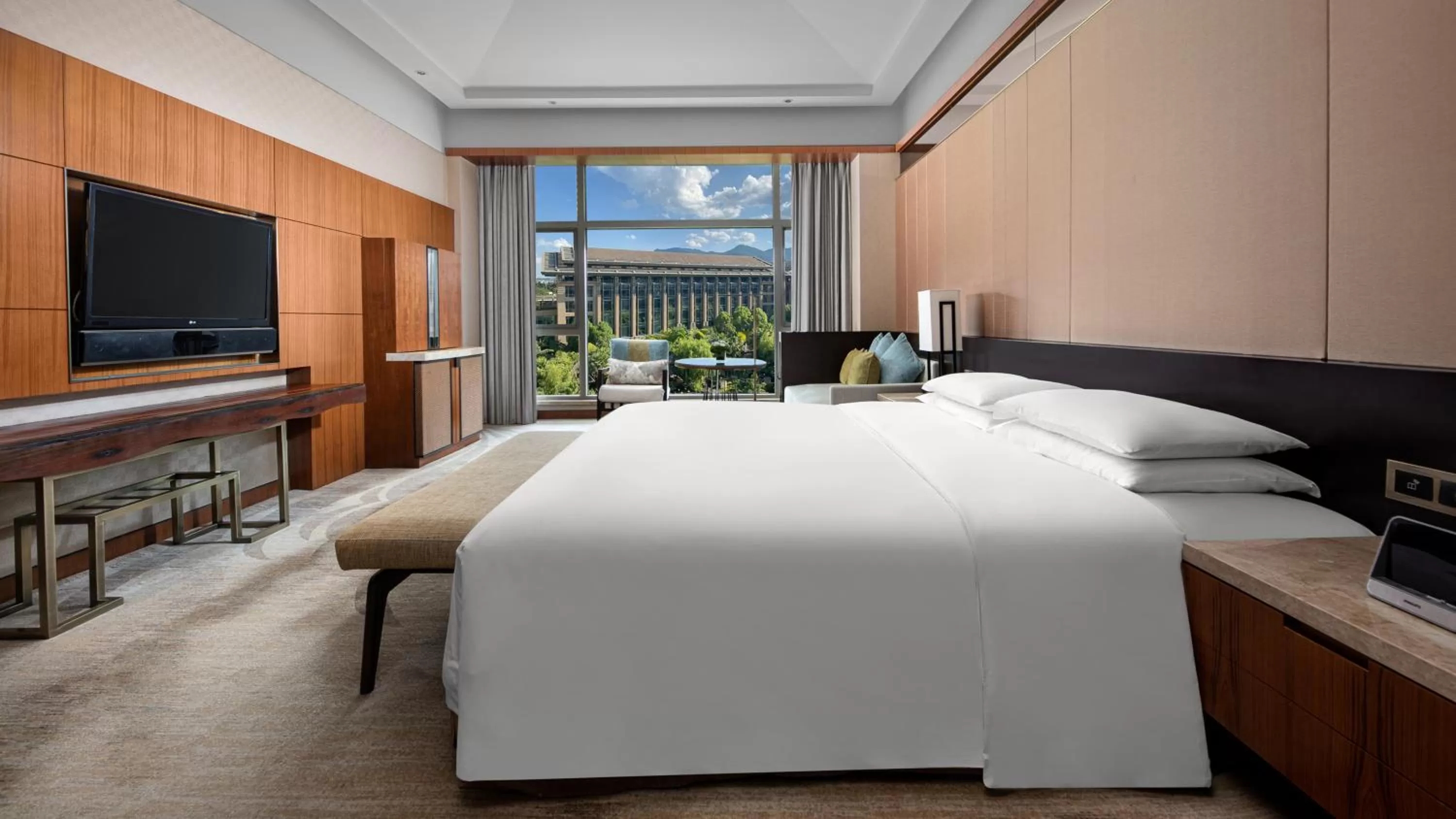 Photo of the whole room, Bed in InterContinental Kunming by IHG