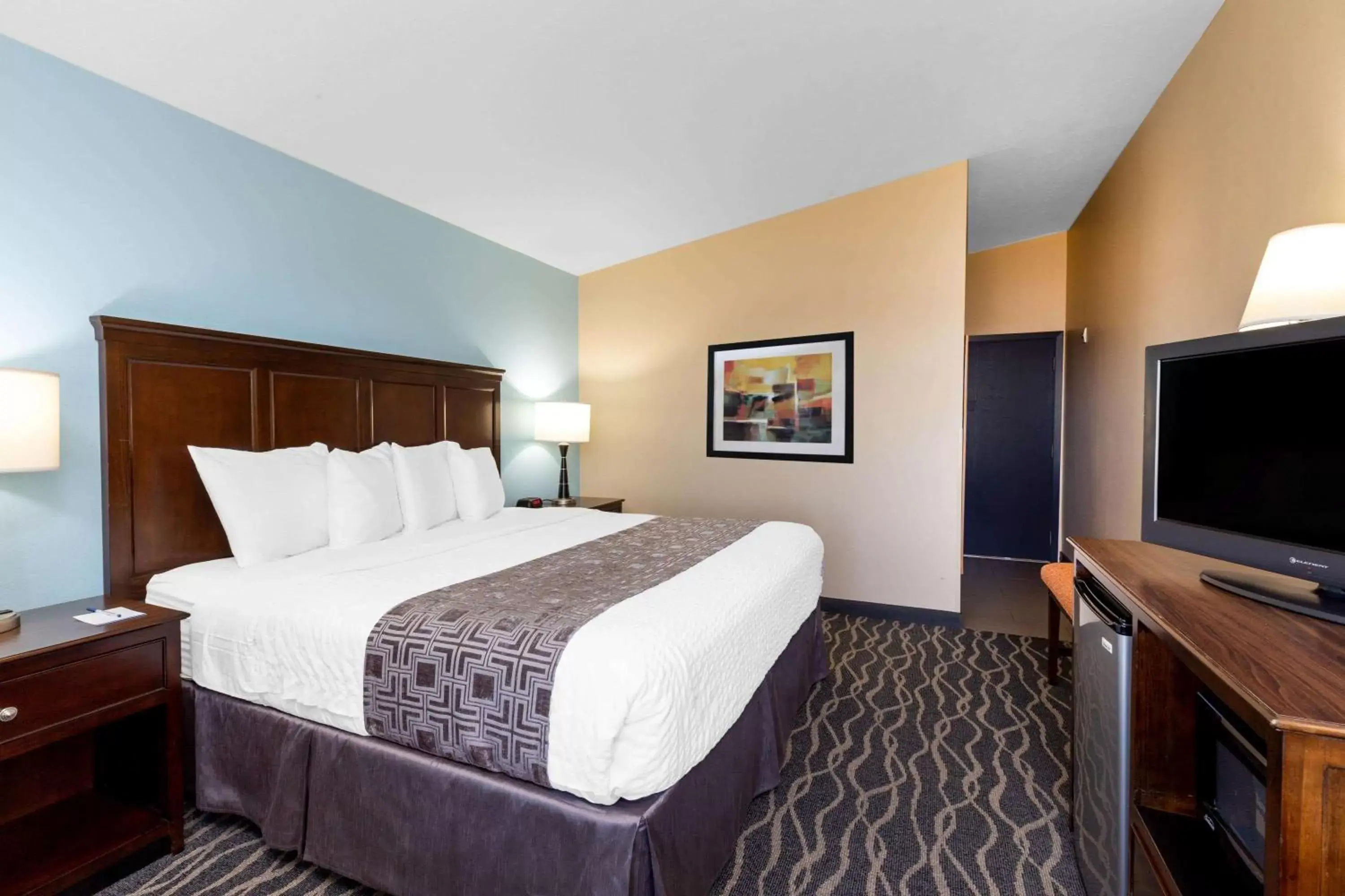 Photo of the whole room, Bed in Baymont by Wyndham Tri-Cities/Kennewick WA