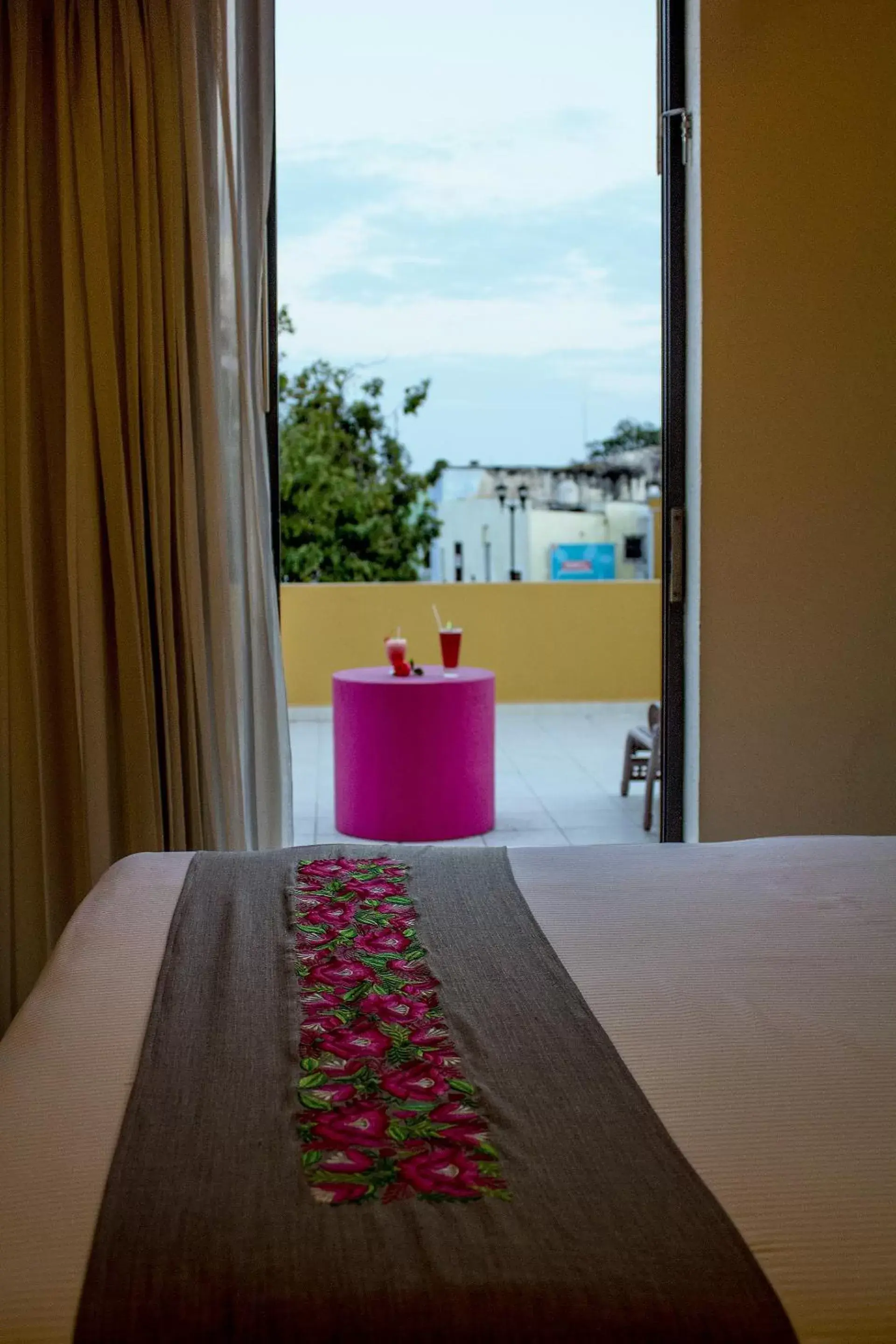 Balcony/Terrace, Bed in Hotel Plaza Campeche